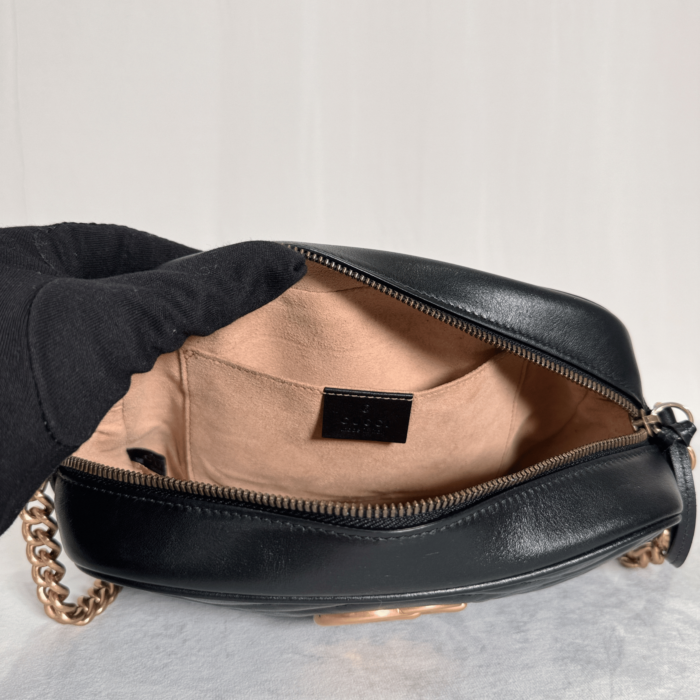 SAC GUCCI GG MARMONT CAMERA BAG SMALL EN CUIR MATELASSÉ NOIR