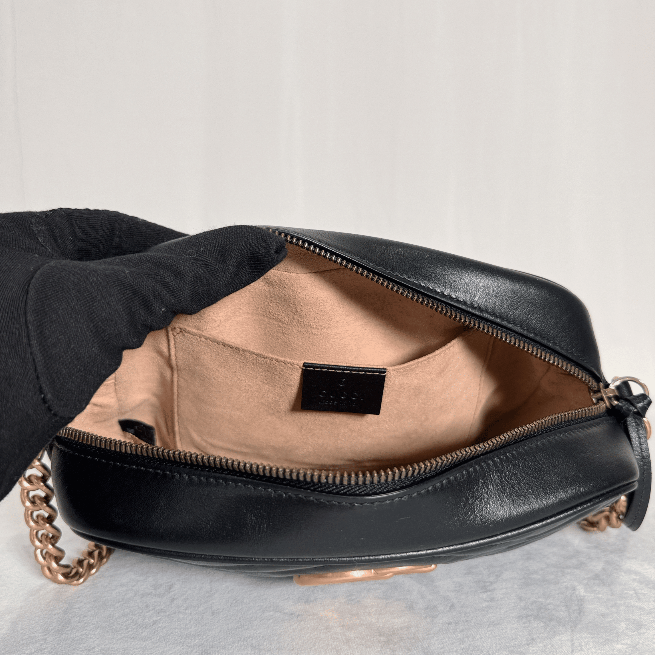 SAC GUCCI GG MARMONT CAMERA BAG SMALL EN CUIR MATELASSÉ NOIR - La Belle Boutique