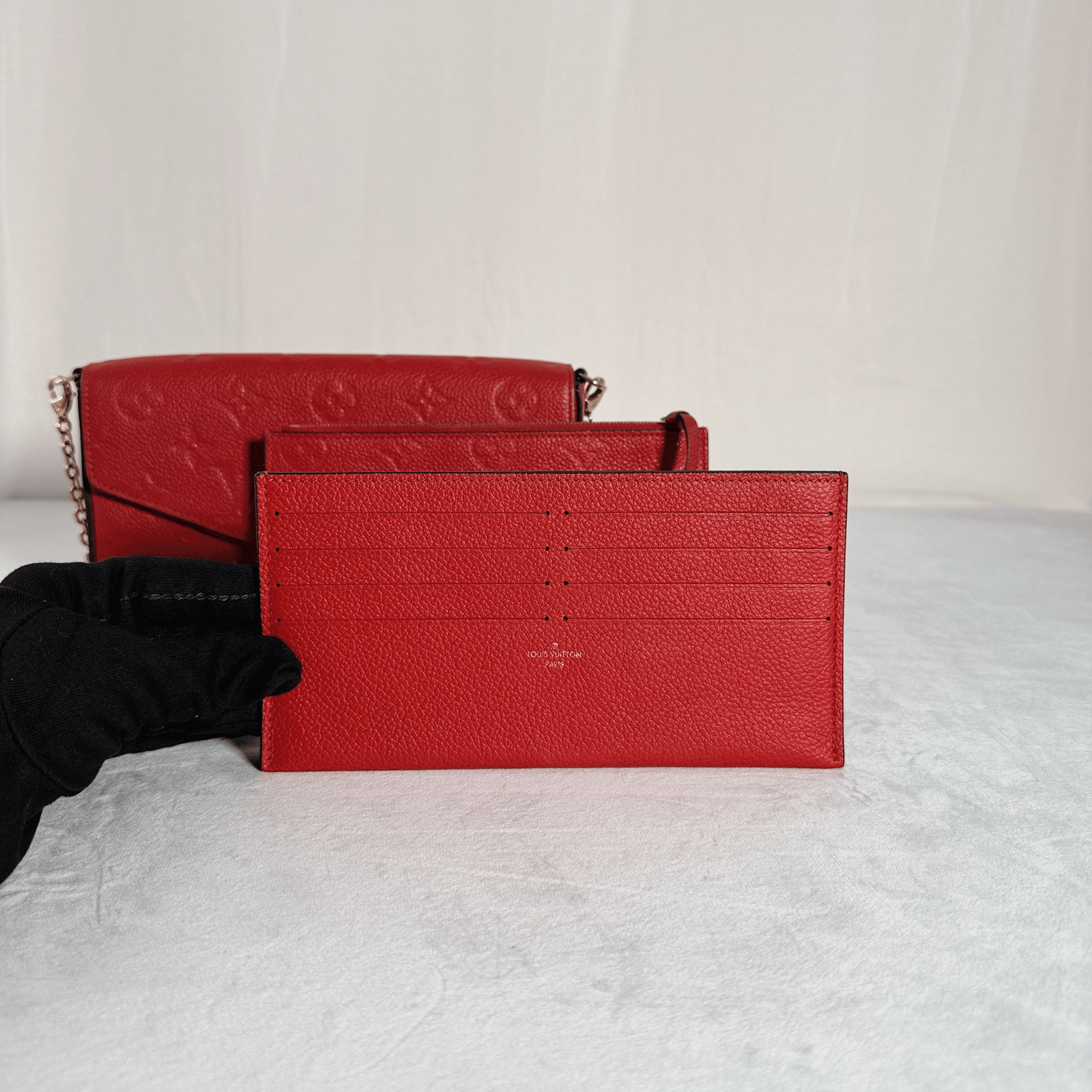 POCHETTE LOUIS VUITTON FELICIE – CUIR EMPREINTE ROUGE - La Belle Boutique