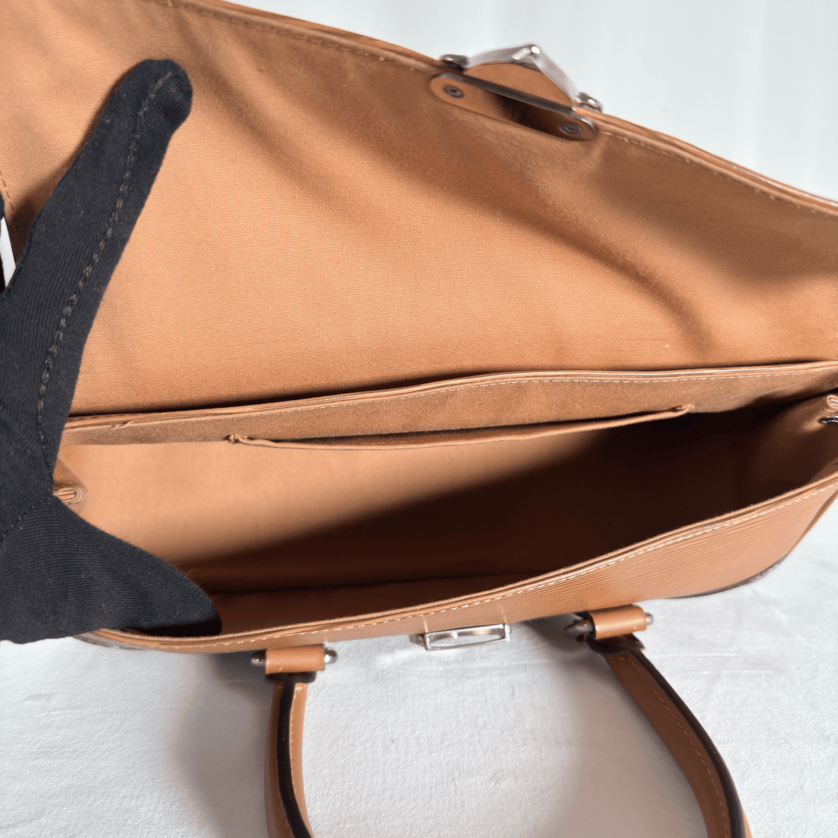 LOUIS VUITTON - SAC À MAIN SEGUR PM - CUIR ÉPI CANNELLE - La Belle Boutique