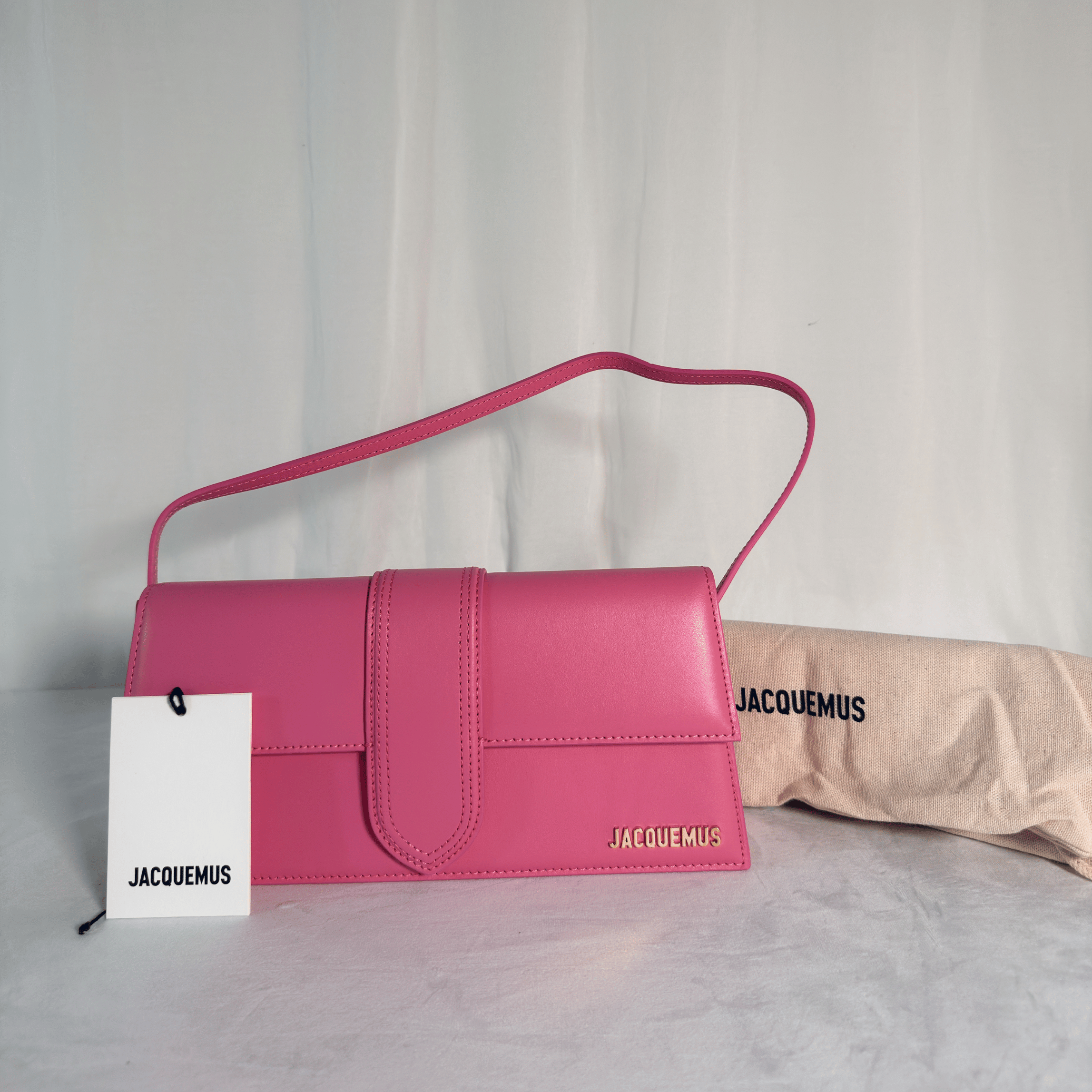 JACQUEMUS - SAC LE BAMBINO LONG - CUIR LISSE ROSE FUCHSIA