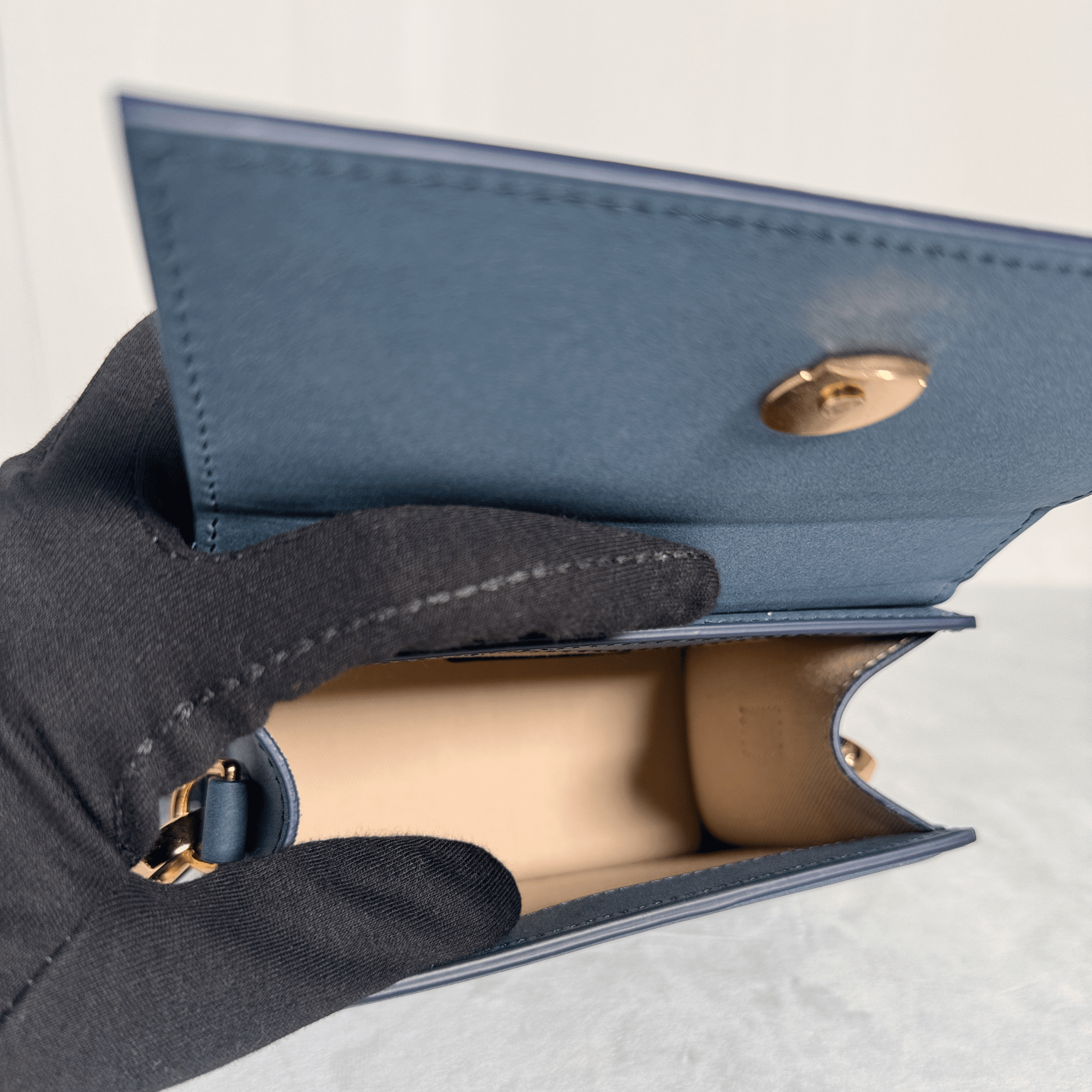 SAC JACQUEMUS LE CHIQUITO MOYEN EN CUIR LISSE BLEU MARINE - La Belle Boutique