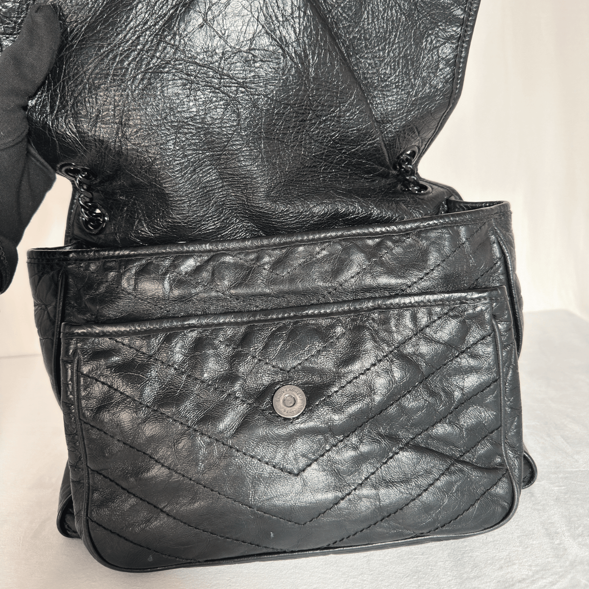 SAINT LAURENT - NIKI MEDIUM - CUIR VIEILLI NOIR - BIJOUTERIE ALL BLACK - La Belle Boutique