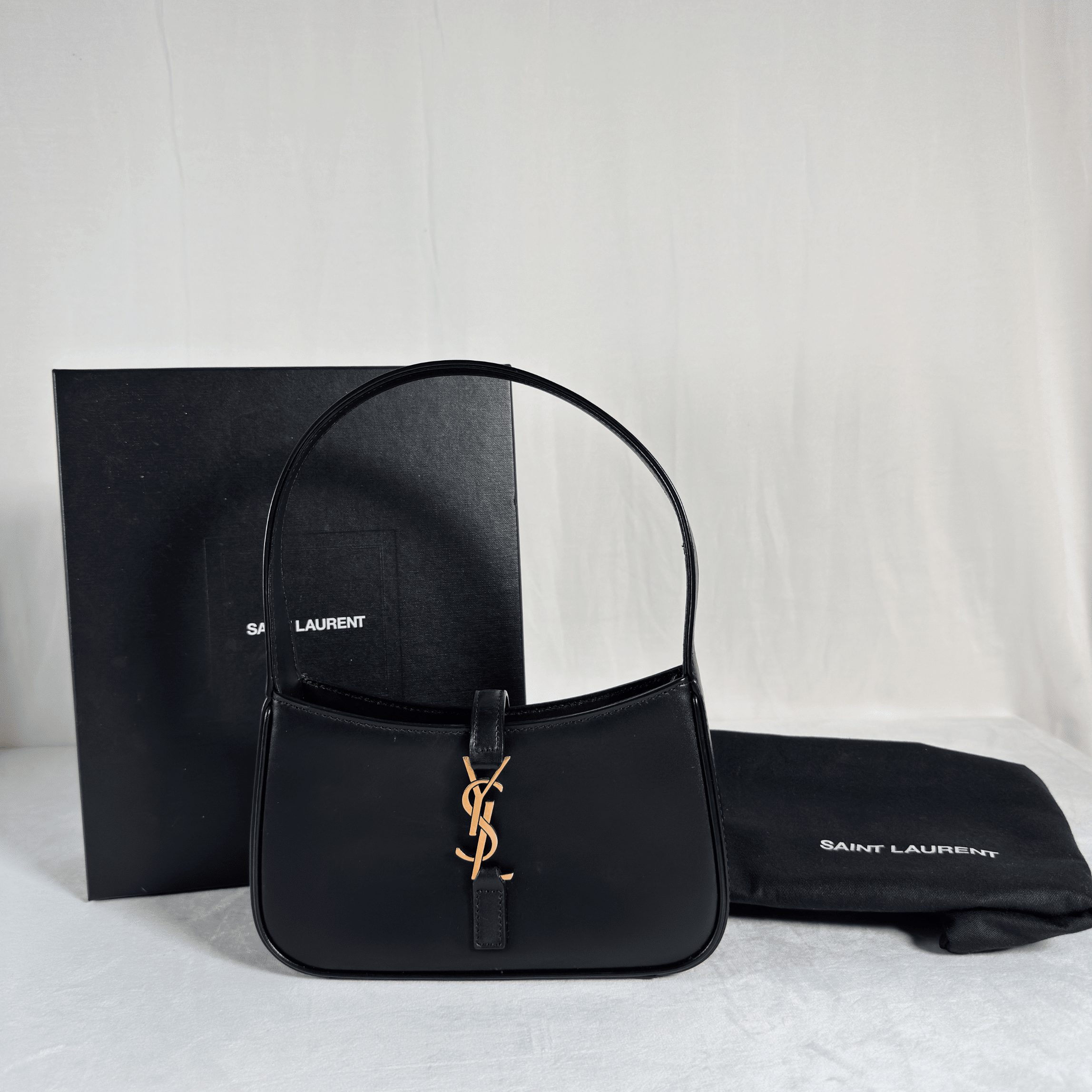 SAC A MAIN SAINT LAURENT LE 5 A 7 MINI - CUIR LISSE NOIR, CASSANDRE DOREE - La Belle Boutique
