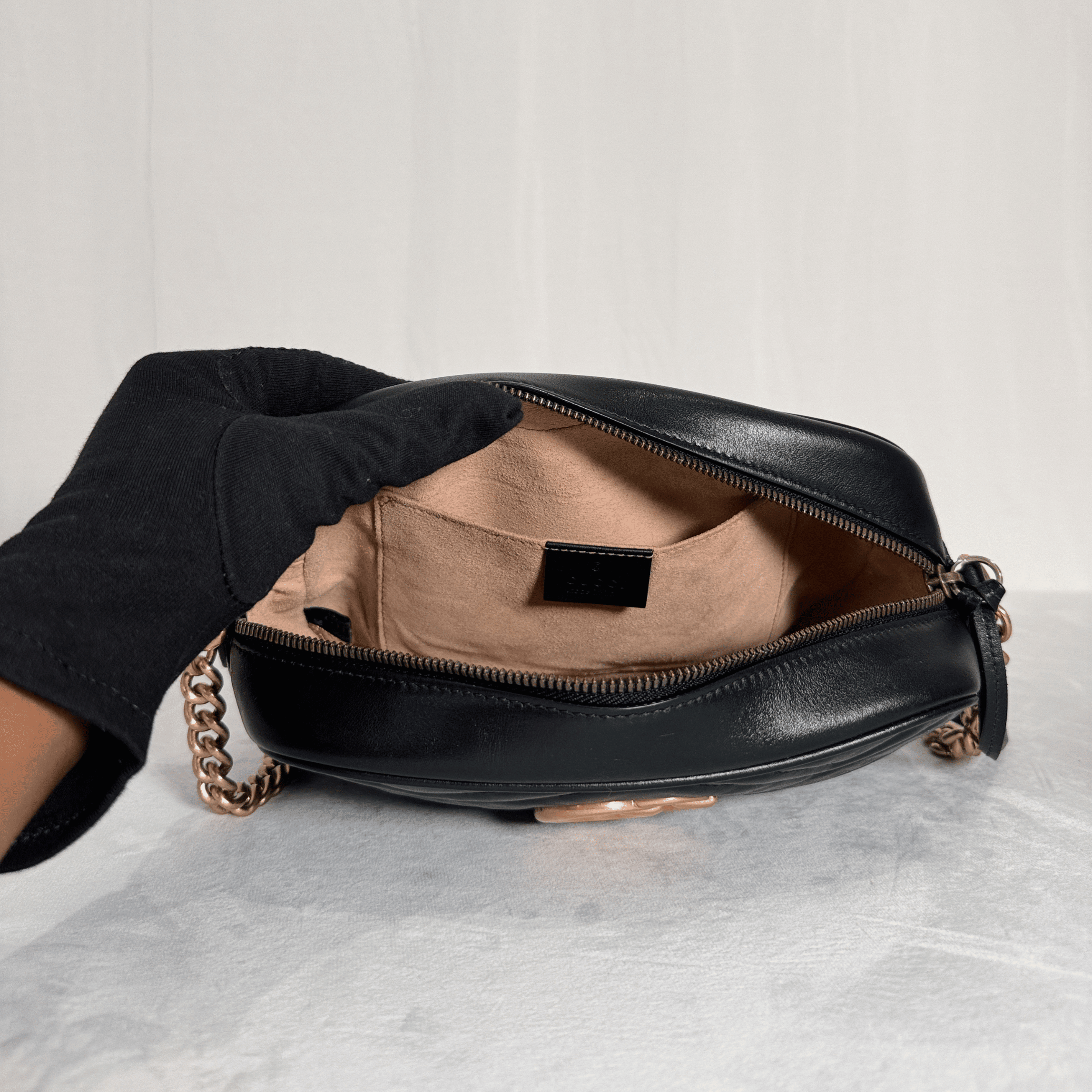 SAC GUCCI GG MARMONT CAMERA BAG SMALL EN CUIR MATELASSÉ NOIR - La Belle Boutique