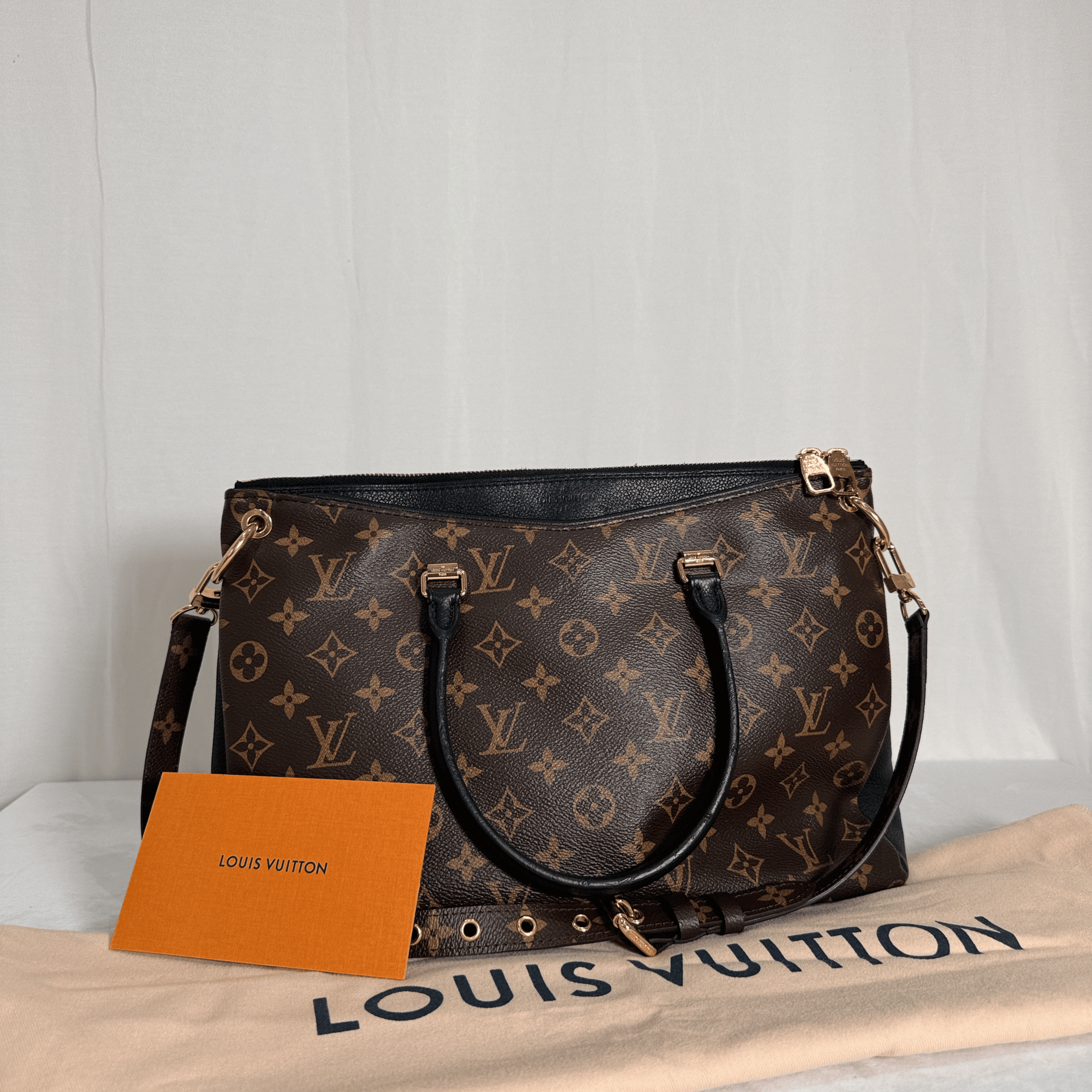 SAC LOUIS VUITTON PALLAS MM EN TOILE MONOGRAMME ET CUIR NOIR - La Belle Boutique
