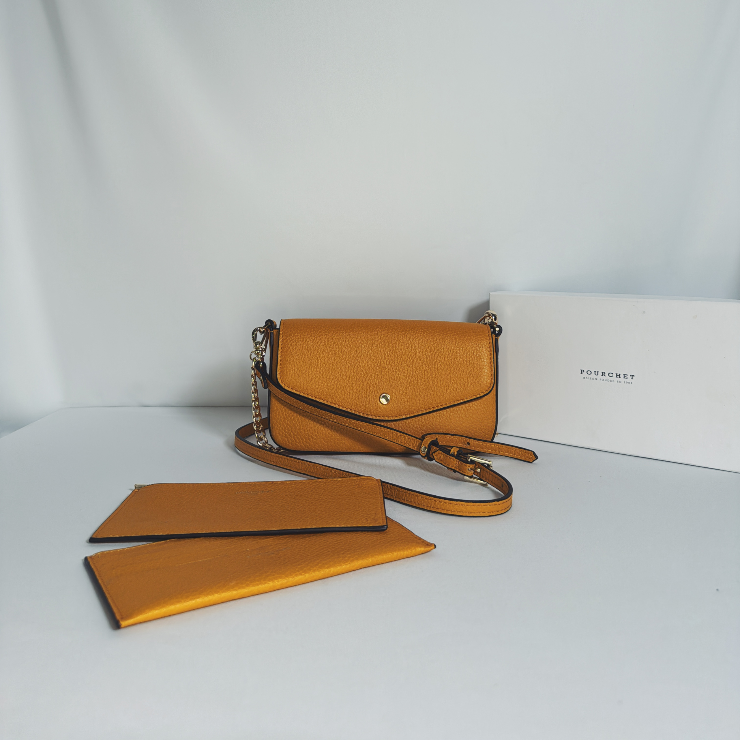 Sac pochette Pourchet Le Club safran en cuir grainé