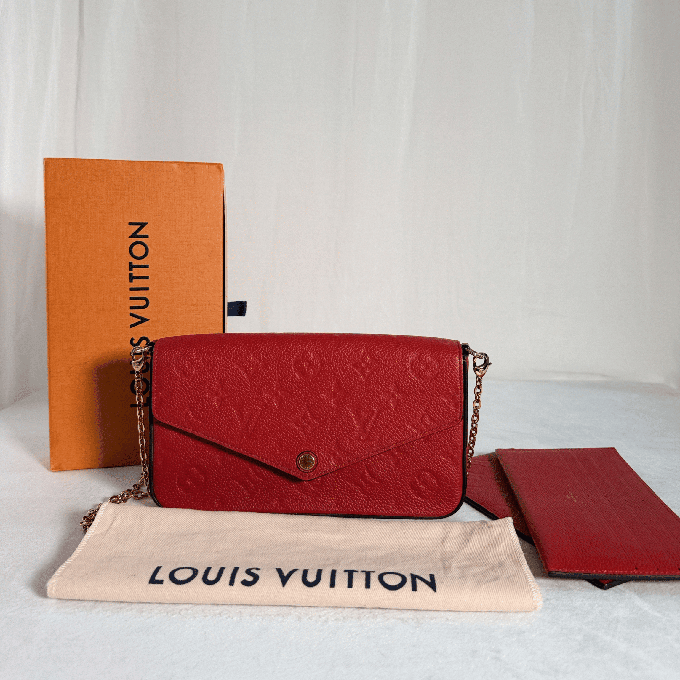 POCHETTE LOUIS VUITTON FELICIE – CUIR EMPREINTE ROUGE - La Belle Boutique