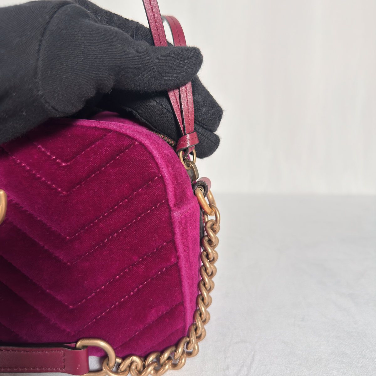 GUCCI - GG MARMONT CAMERA SMALL - VELOURS MATELASSÉ FUCHSIA