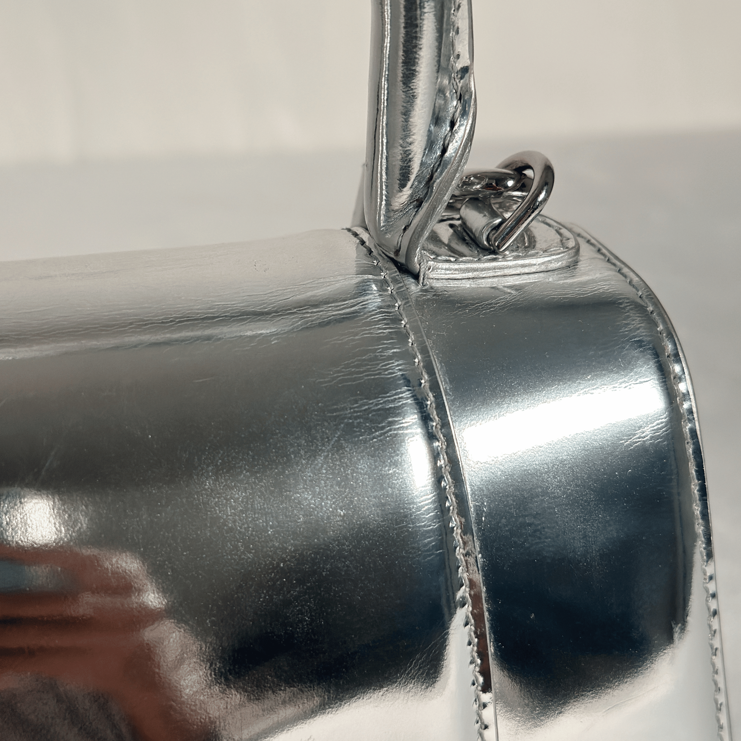 SAC BALENCIAGA HOURGLASS XS EN CUIR DE VEAU EFFET MIROIR ARGENTÉ - La Belle Boutique