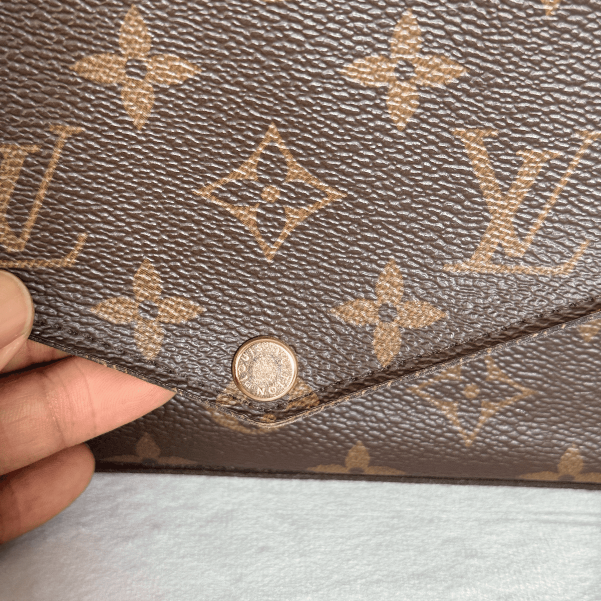 LOUIS VUITTON - POCHETTE FÉLICIE - TOILE MONOGRAM - DOUBLURE FUCHSIA