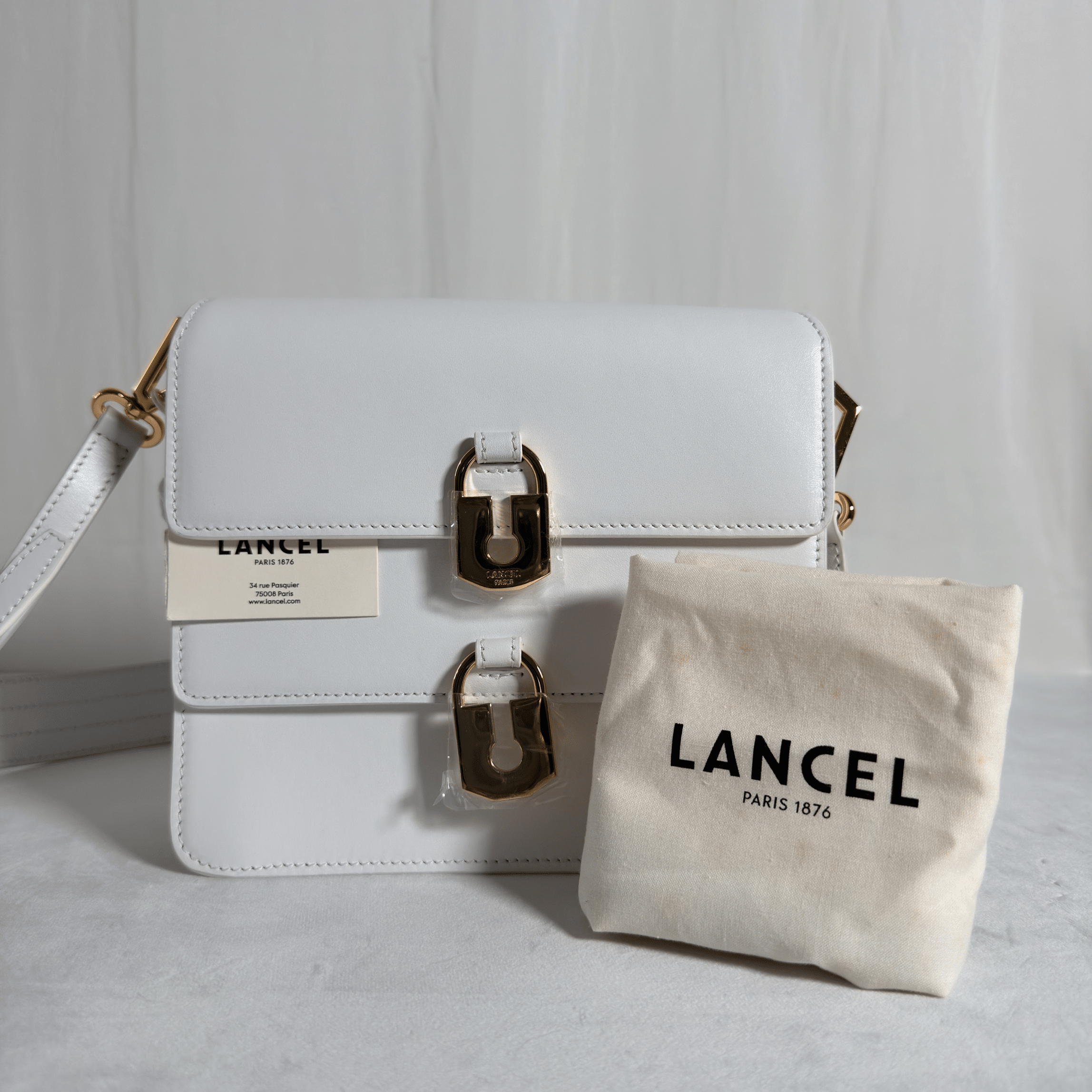 SAC BANDOULIERE LANCEL L'IDYLLE - CUIR LISSE BLANC / DOUBLE CADENAS DORE A12367 - La Belle Boutique