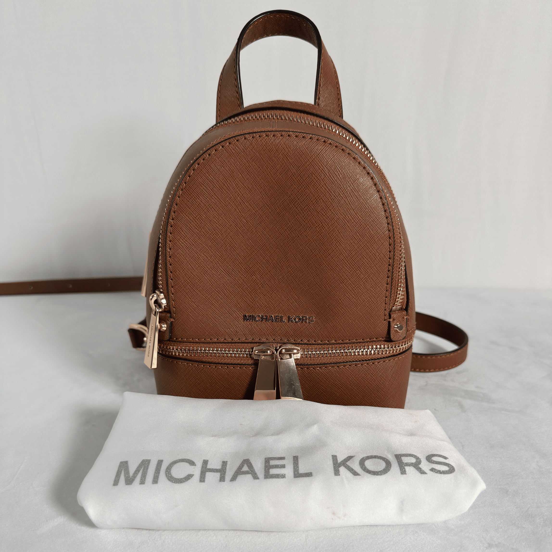 MICHAEL KORS - RHEA XTRA SMALL BACKPACK CONVERTIBLE - CUIR SAFFIANO CAMEL - La Belle Boutique