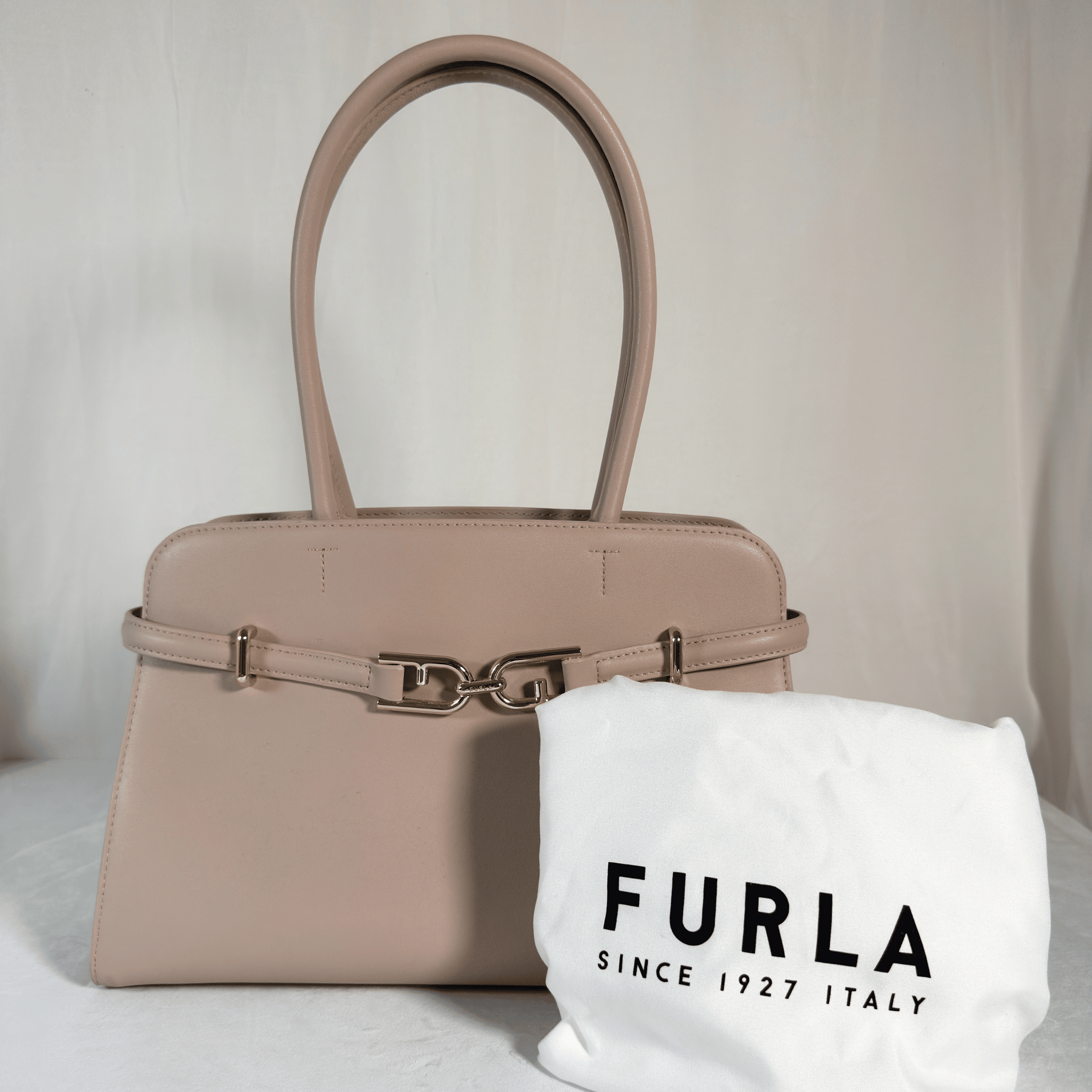 SAC PORTE MAIN FURLA FLOW - CUIR GREIGE - La Belle Boutique