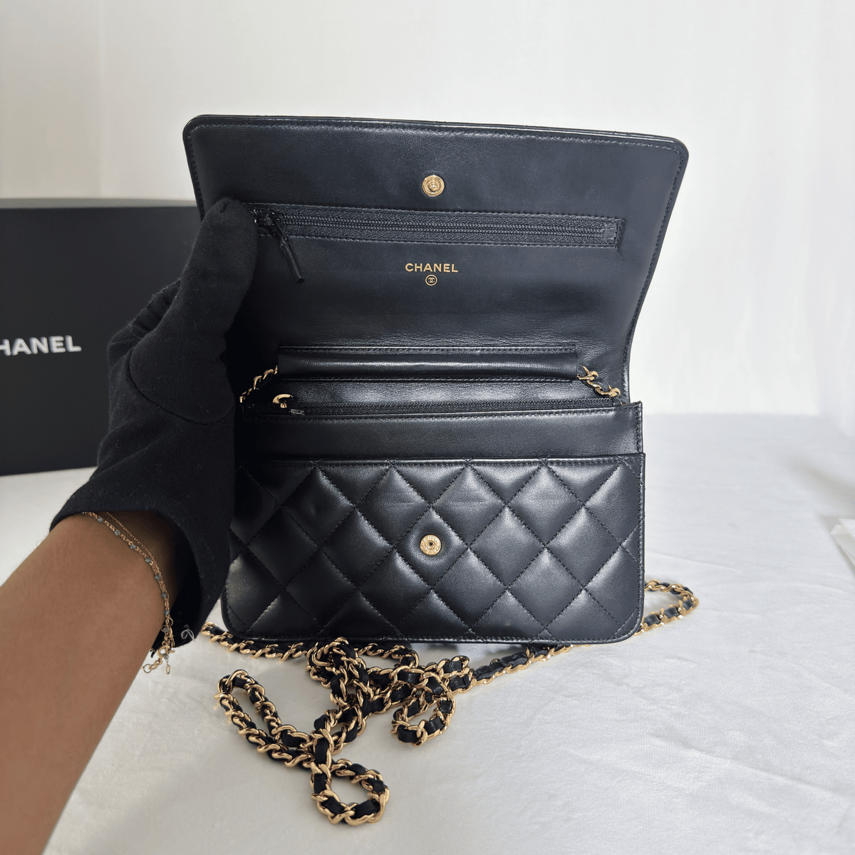 CHANEL - WALLET ON CHAIN CLASSIQUE - CUIR D'AGNEAU MATELASSÉ NOIR