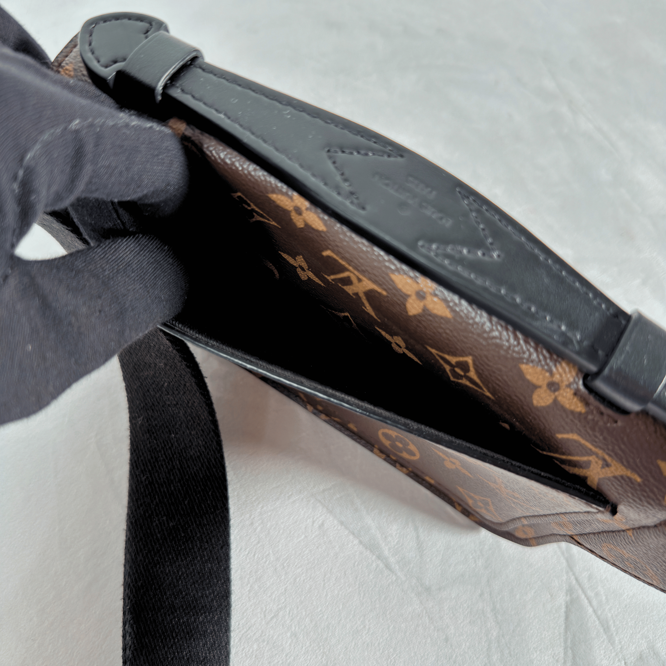 LOUIS VUITTON - S LOCK MESSENGER - TOILE MONOGRAM MACASSAR