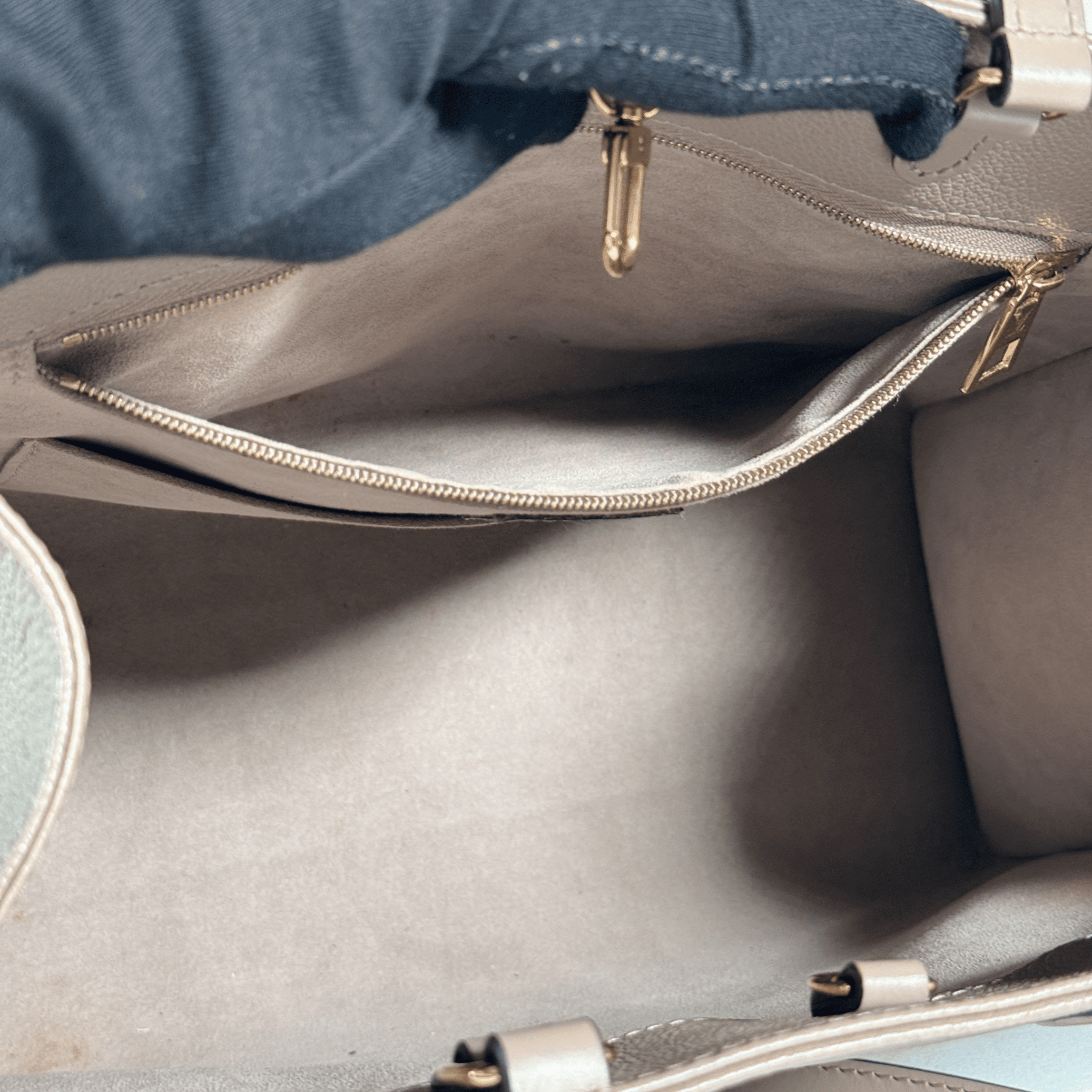 CABAS LOUIS VUITTON ONTHEGO MM - CUIR MONOGRAM EMPREINTE TOURTERELLE - La Belle Boutique