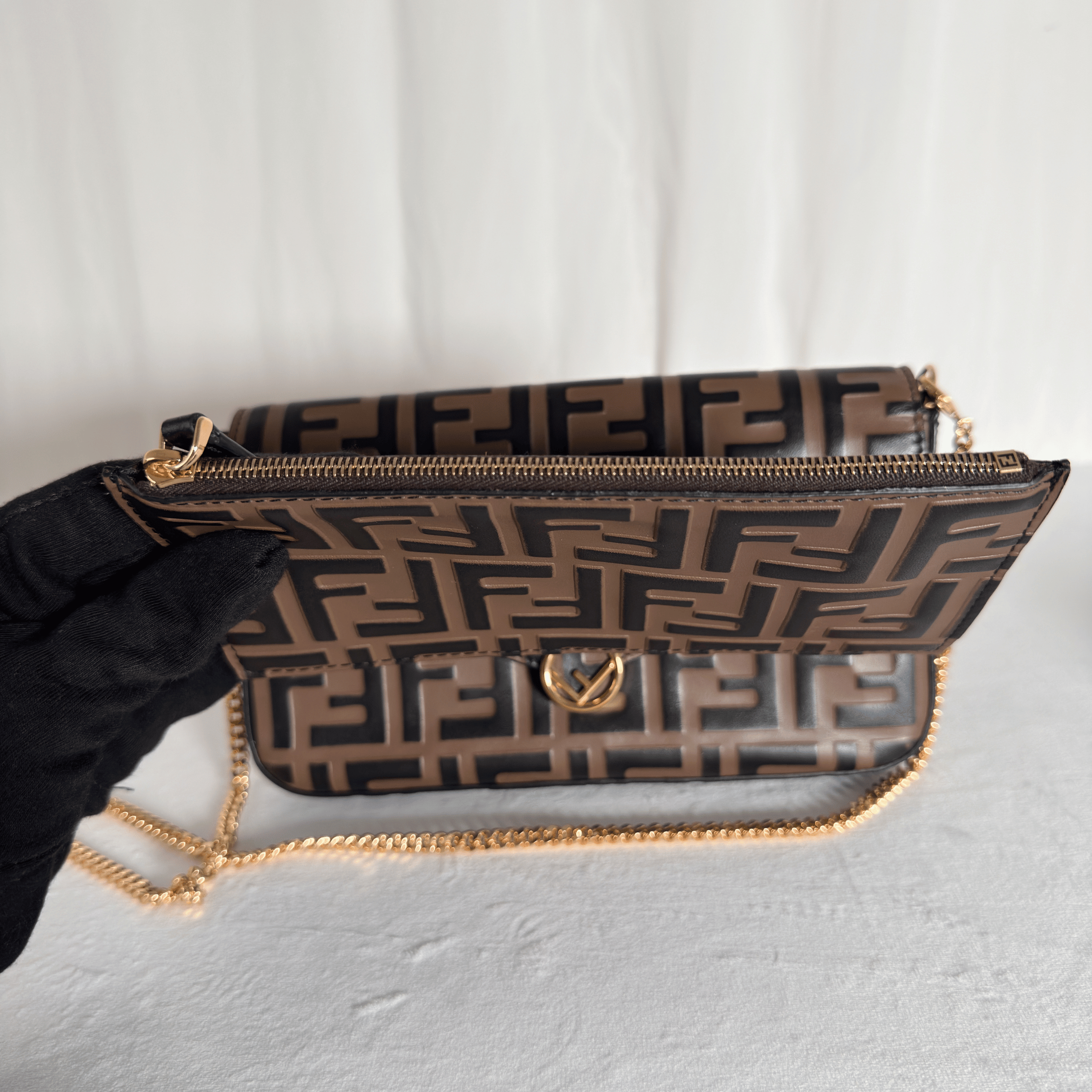 POCHETTE WALLET ON CHAIN FENDI - CUIR NAPPA EMBOSSÉ FF NOIR/TABAC