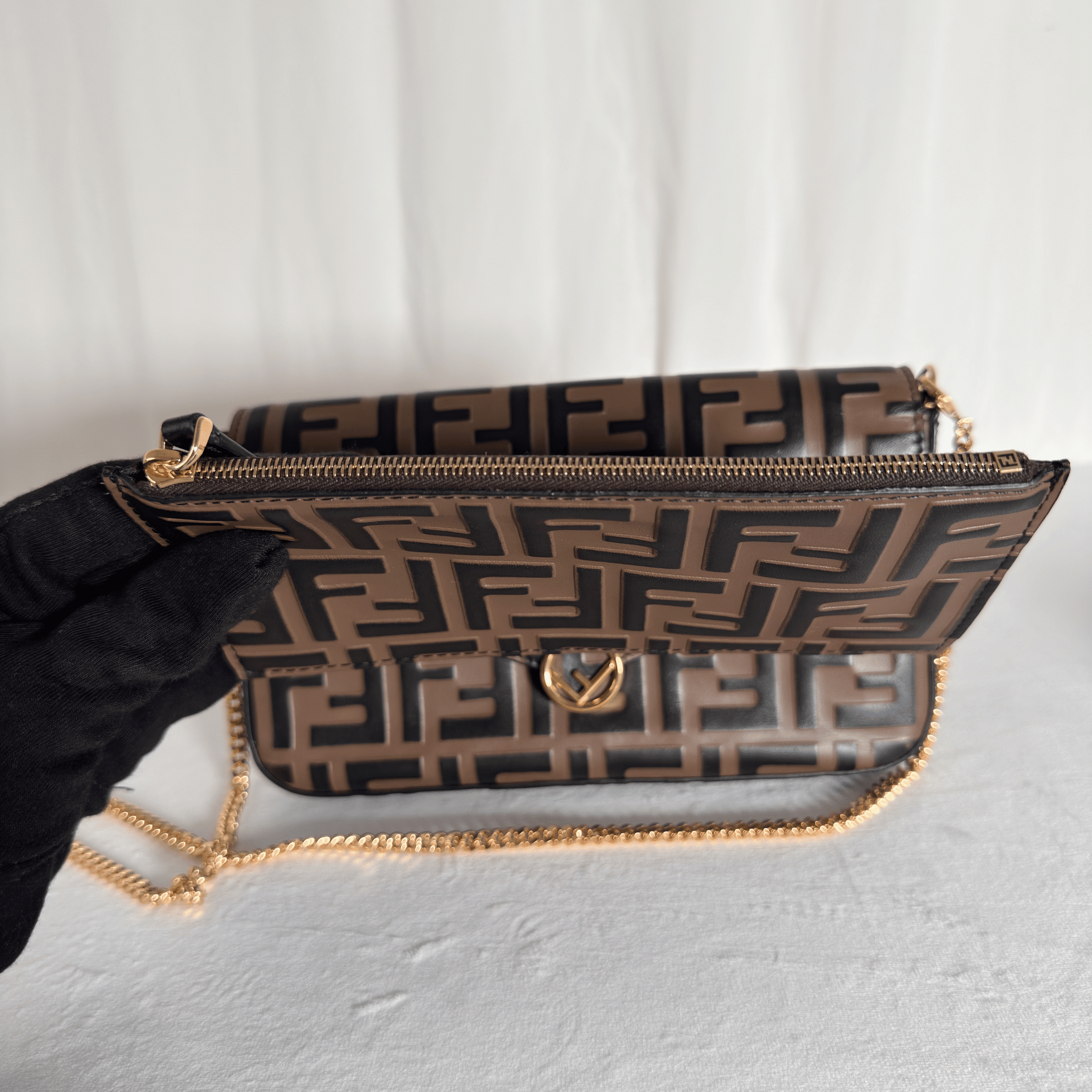 FENDI - POCHETTE WALLET ON CHAIN CUIR NAPPA EMBOSSÉ FF NOIR/TABAC - La Belle Boutique
