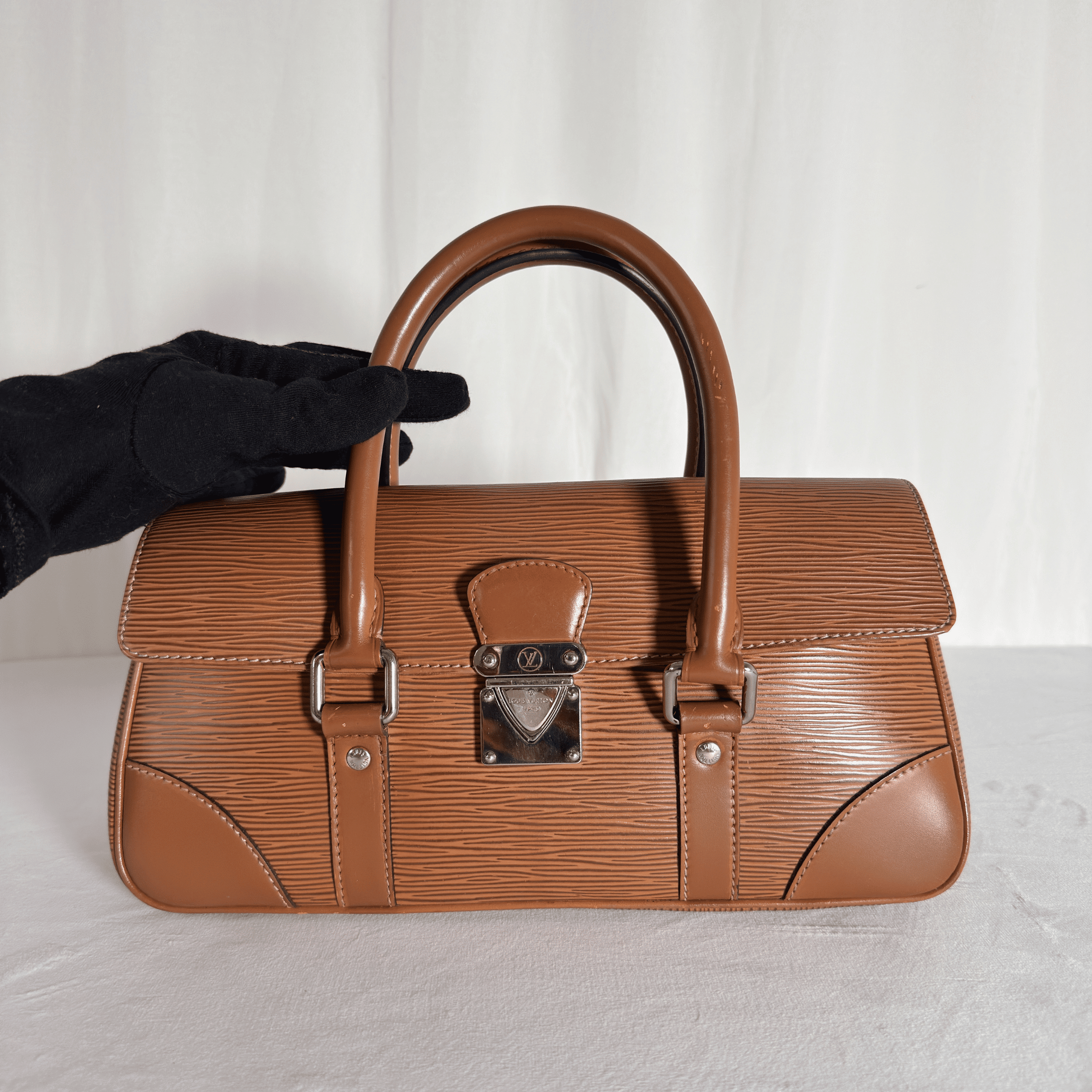 LOUIS VUITTON - SAC À MAIN SEGUR PM - CUIR ÉPI CANNELLE - La Belle Boutique