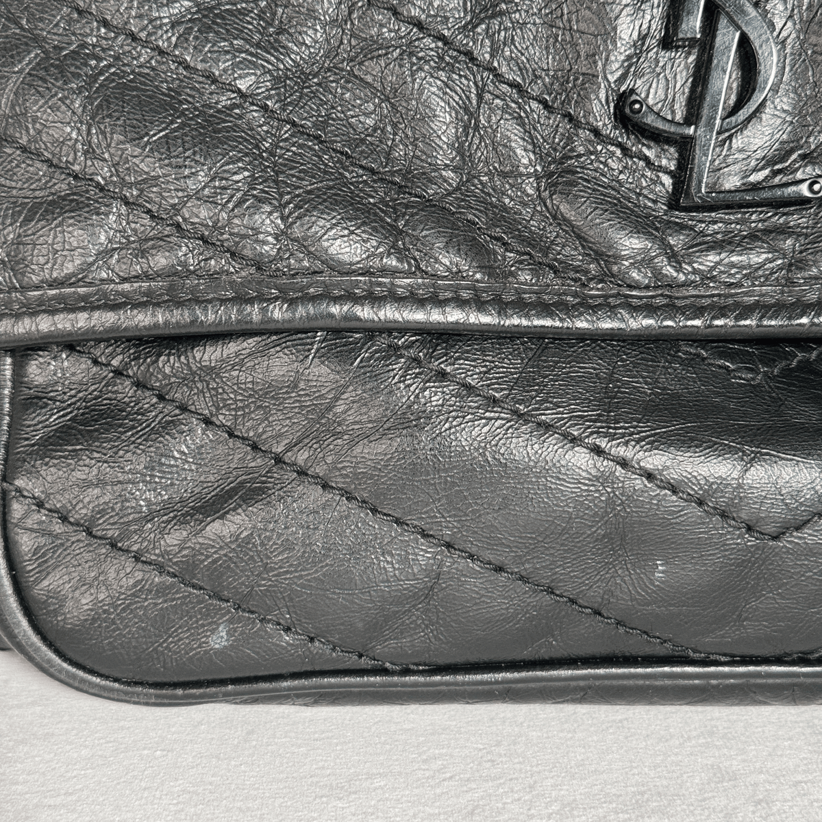 SAINT LAURENT - NIKI MEDIUM - CUIR VIEILLI NOIR - BIJOUTERIE ALL BLACK - La Belle Boutique