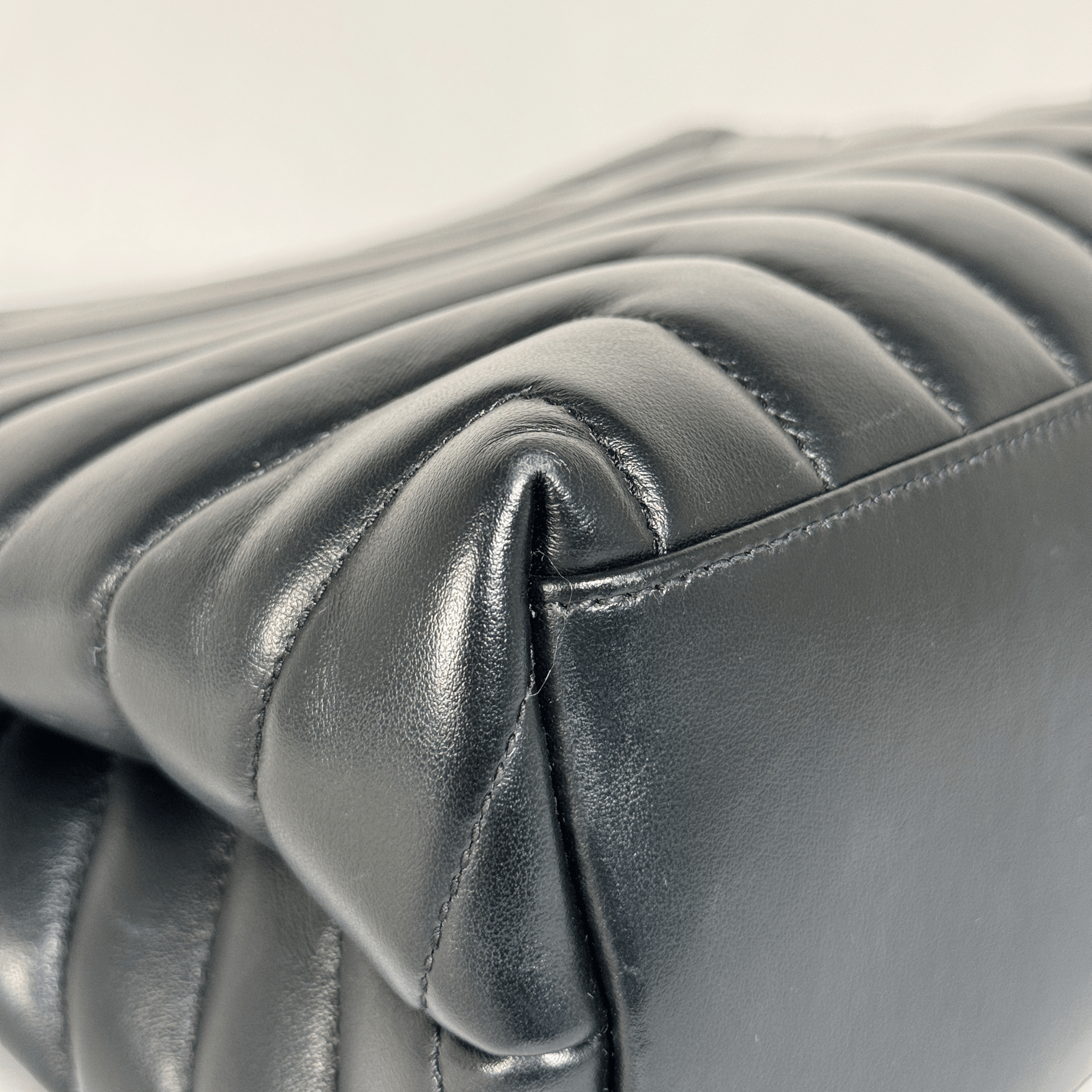 SAINT LAURENT - SAC LOULOU MOYEN - CUIR D'AGNEAU MATELASSÉ NOIR - BIJOUTERIE NOIRE