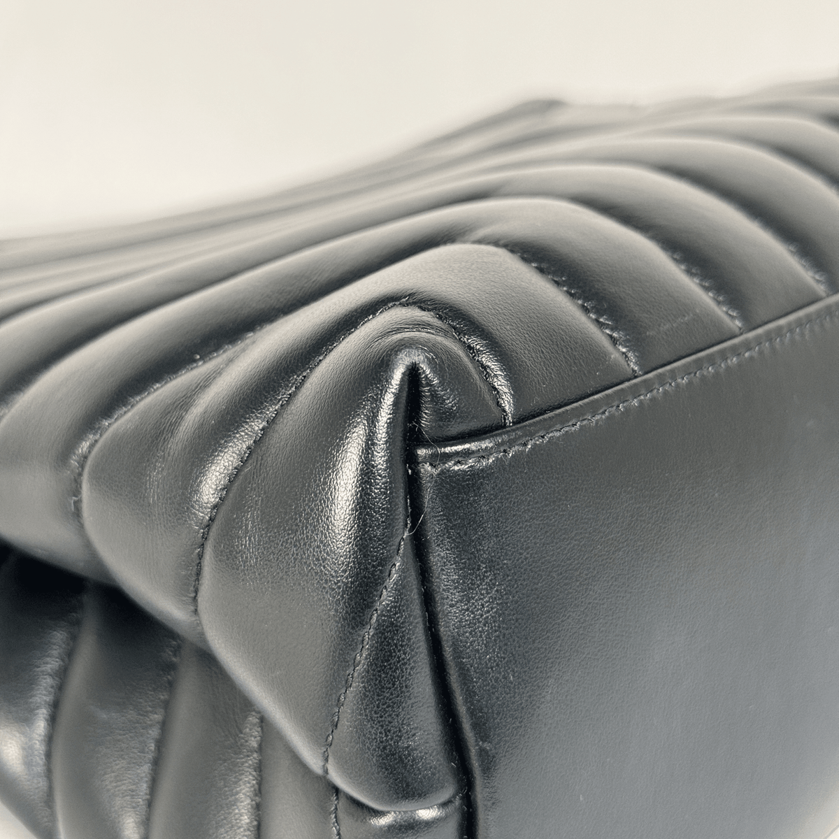 SAINT LAURENT - SAC LOULOU MOYEN - CUIR D'AGNEAU MATELASSÉ NOIR - BIJOUTERIE NOIRE - La Belle Boutique