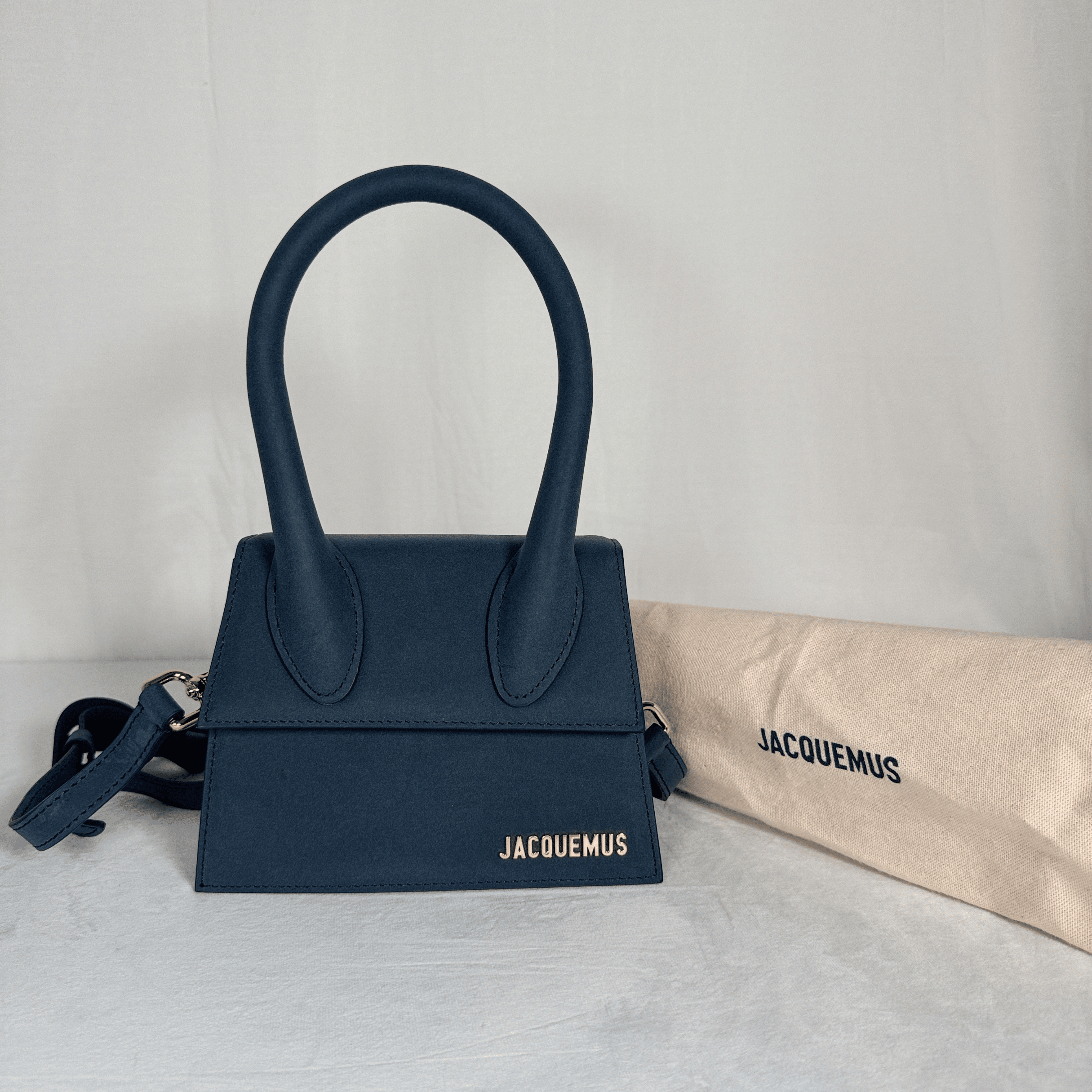 SAC JACQUEMUS LE CHIQUITO MOYEN EN CUIR LISSE BLEU MARINE - La Belle Boutique