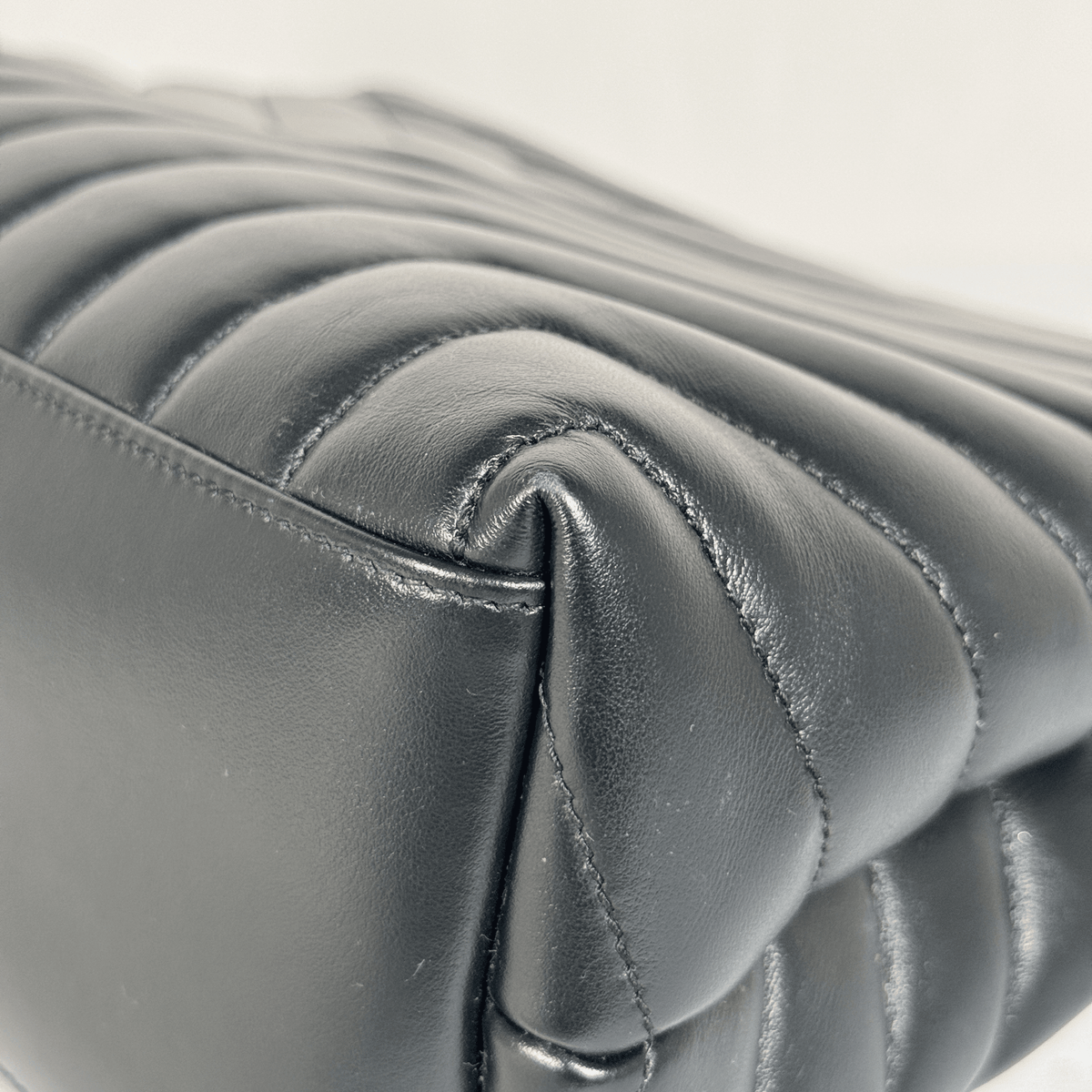 SAINT LAURENT - SAC LOULOU MOYEN - CUIR D'AGNEAU MATELASSÉ NOIR - BIJOUTERIE NOIRE - La Belle Boutique