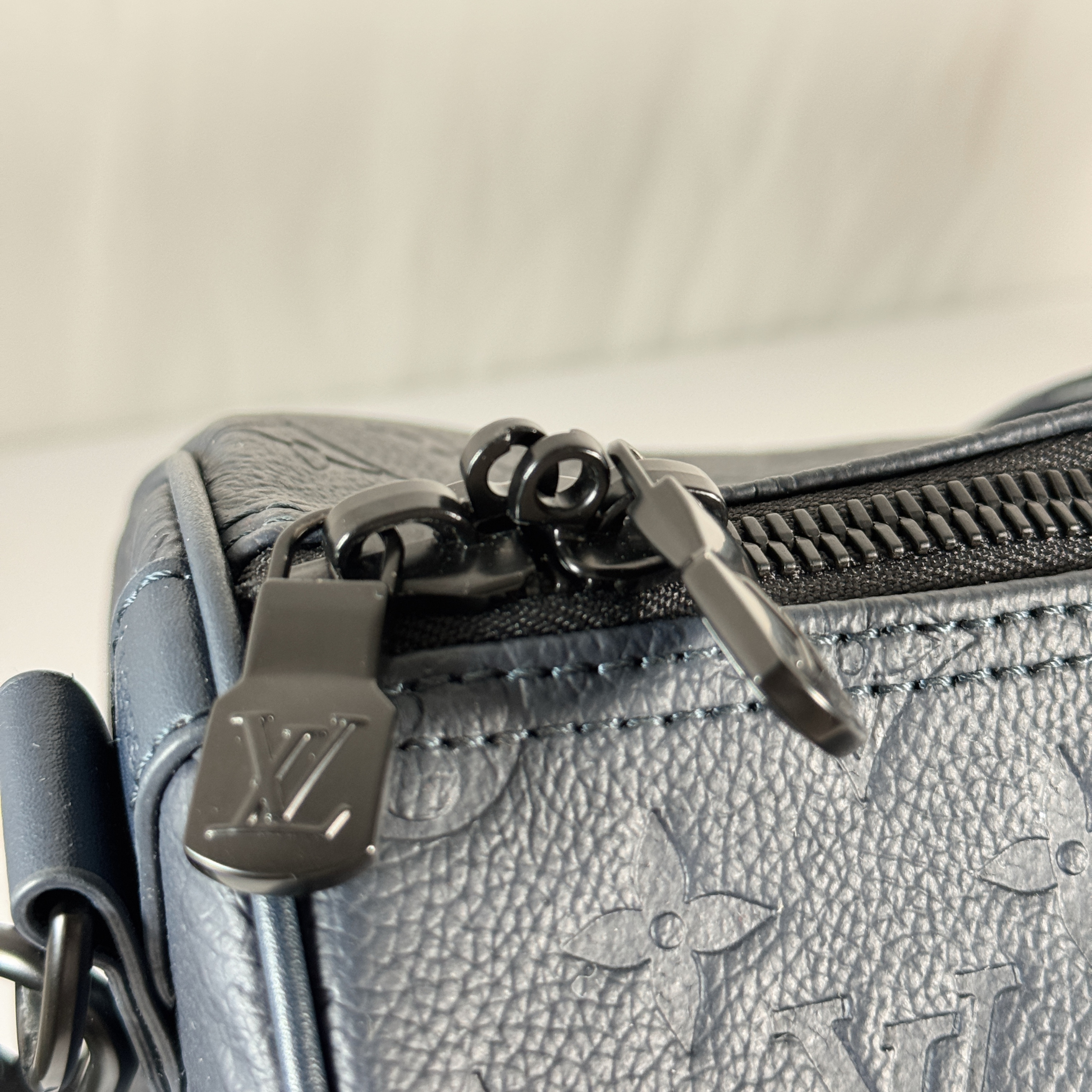 SAC DE VOYAGE LOUIS VUITTON KEEPALL BANDOULIERE 50 - CUIR MONOGRAM SHADOW M14840