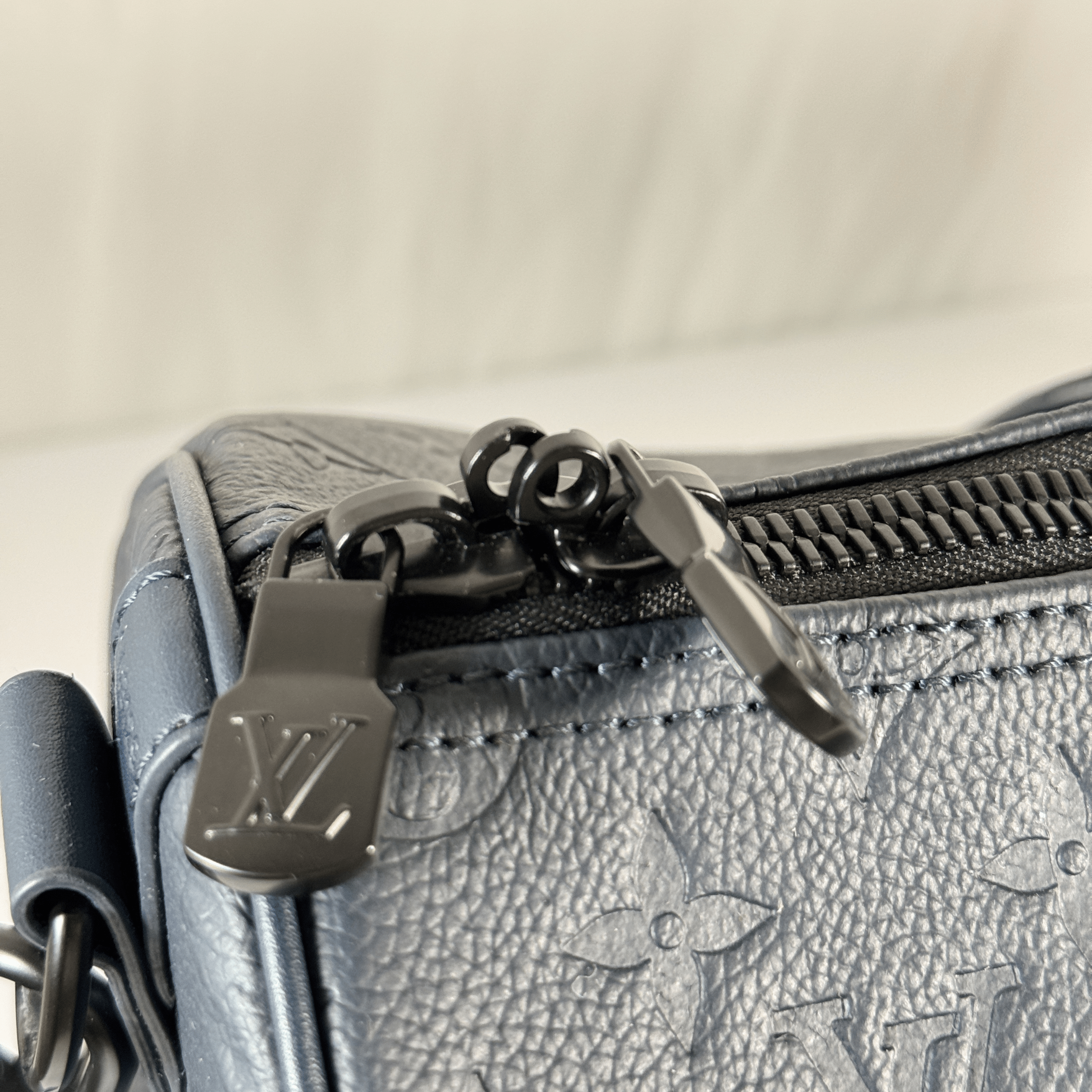 SAC DE VOYAGE LOUIS VUITTON KEEPALL BANDOULIERE 50 - CUIR MONOGRAM SHADOW M14840 - La Belle Boutique