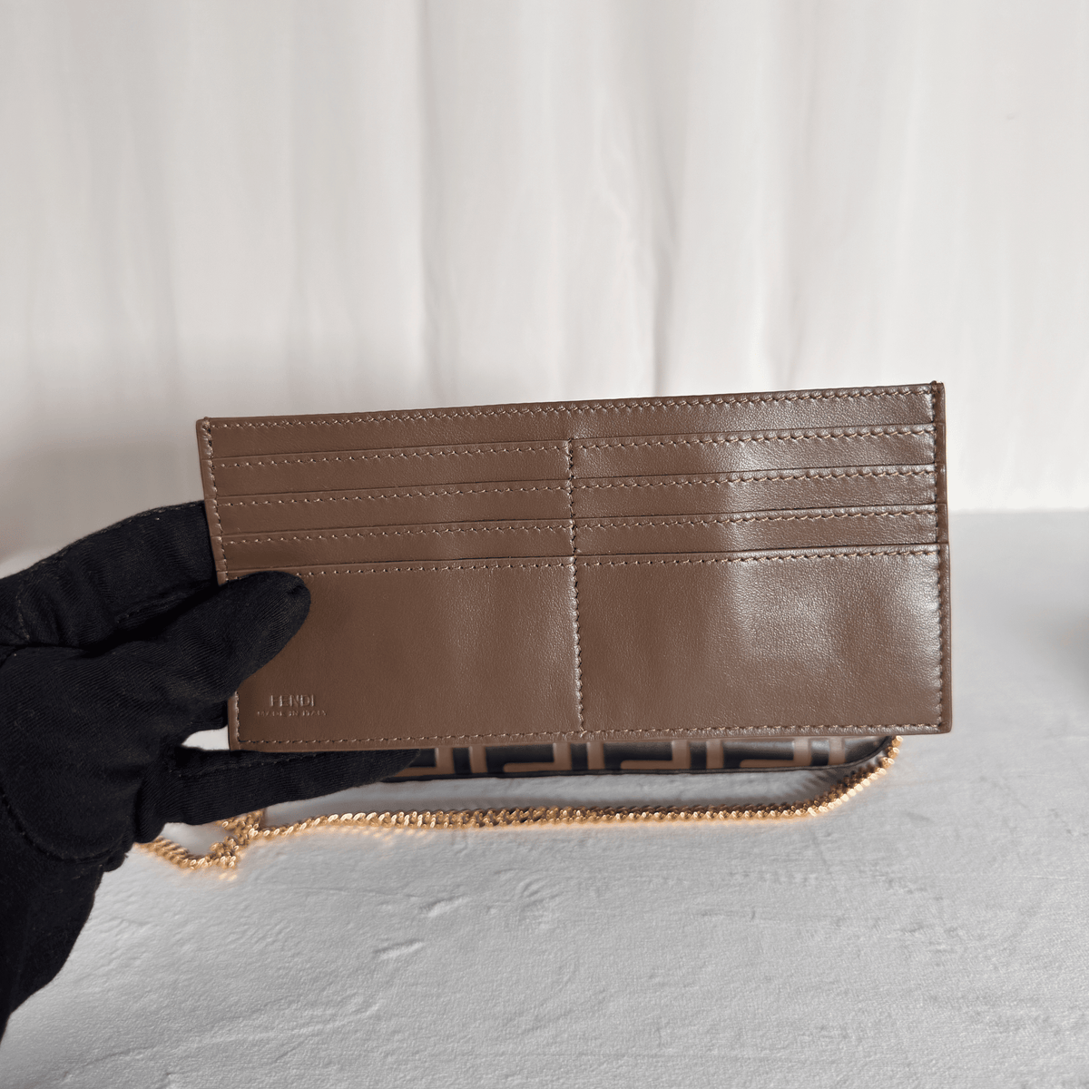 FENDI - POCHETTE WALLET ON CHAIN CUIR NAPPA EMBOSSÉ FF NOIR/TABAC - La Belle Boutique