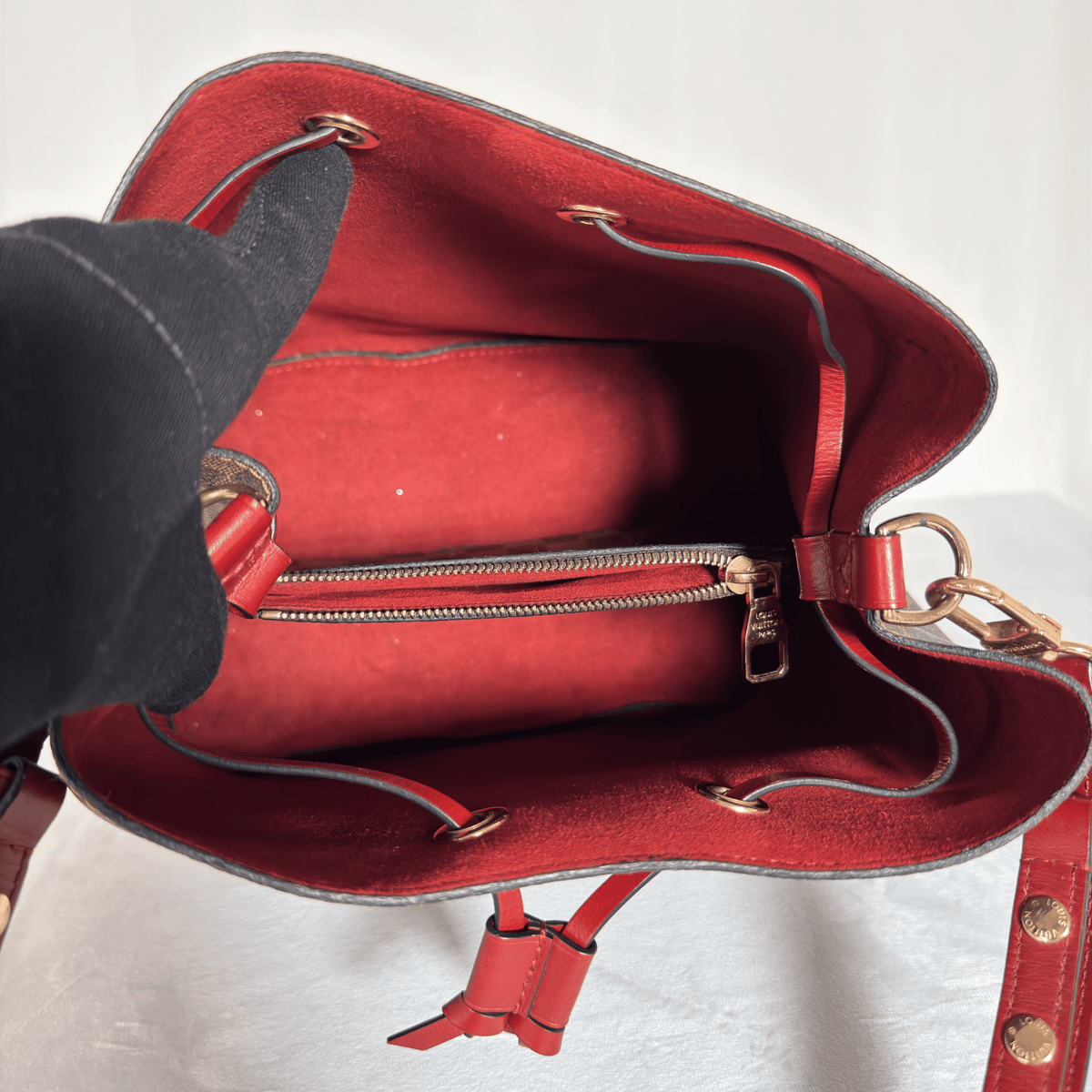 LOUIS VUITTON - NEO NOE MM - TOILE DAMIER EBENE - GARNITURE ROUGE