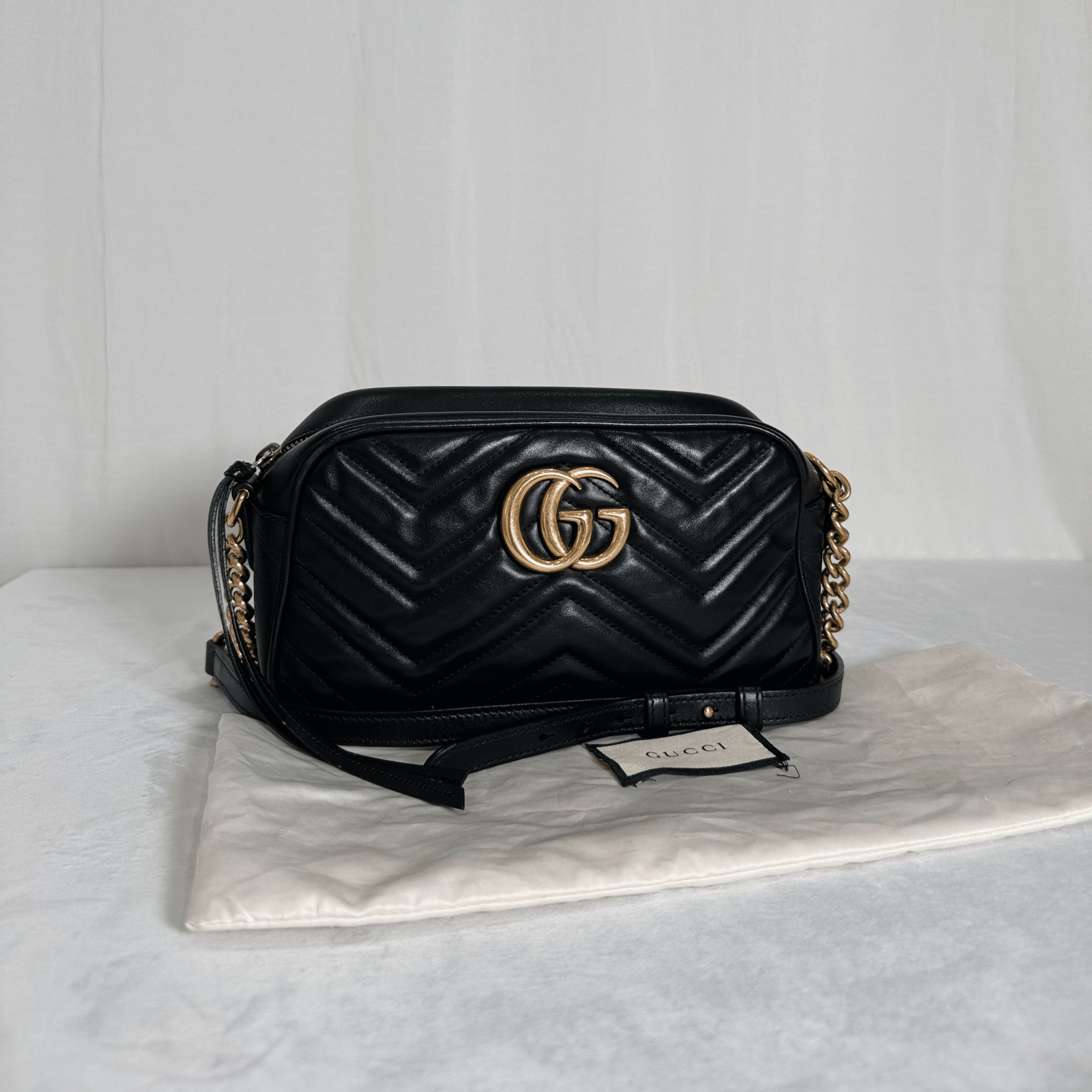 SAC GUCCI GG MARMONT CAMERA BAG SMALL EN CUIR MATELASSÉ NOIR
