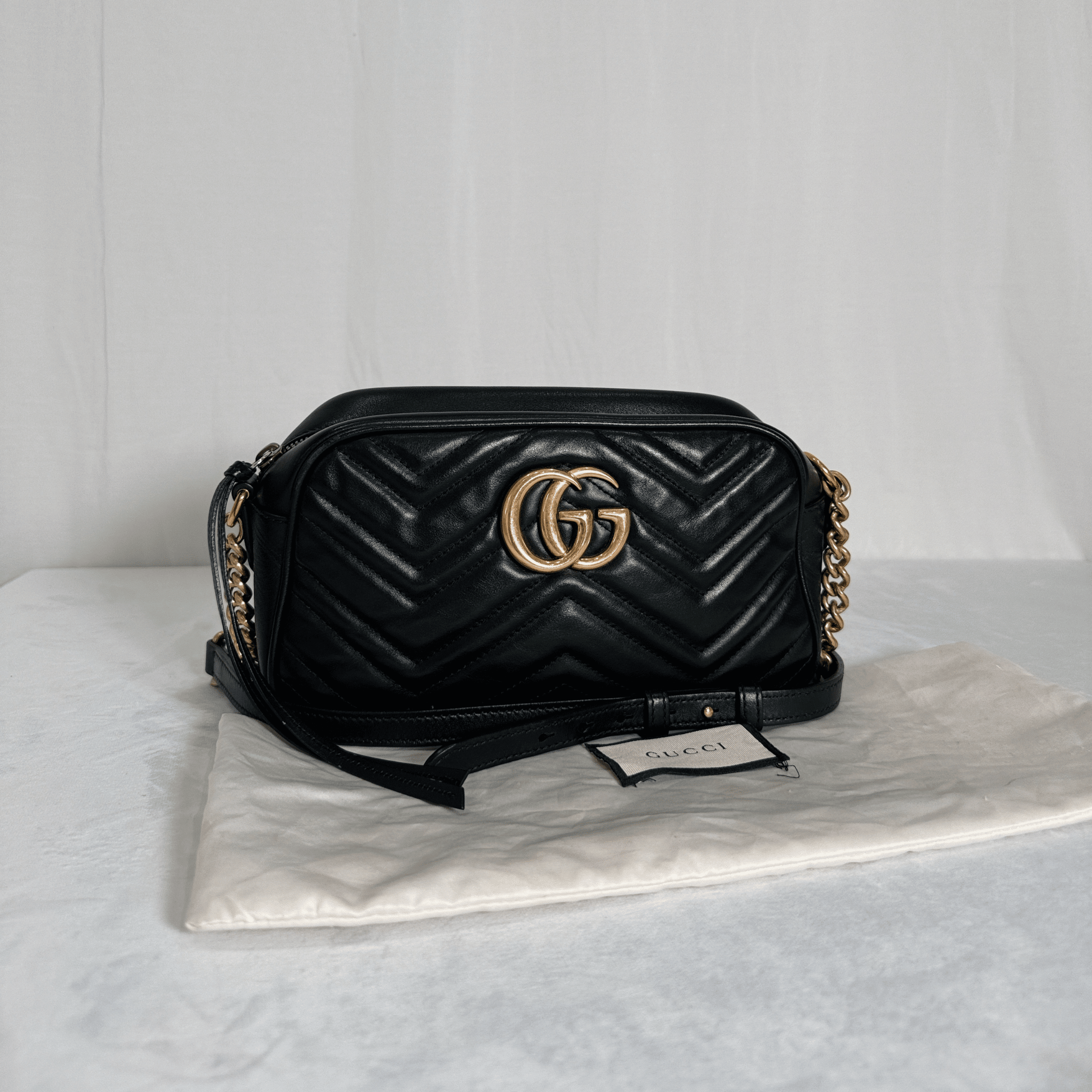 SAC GUCCI GG MARMONT CAMERA BAG SMALL EN CUIR MATELASSÉ NOIR - La Belle Boutique