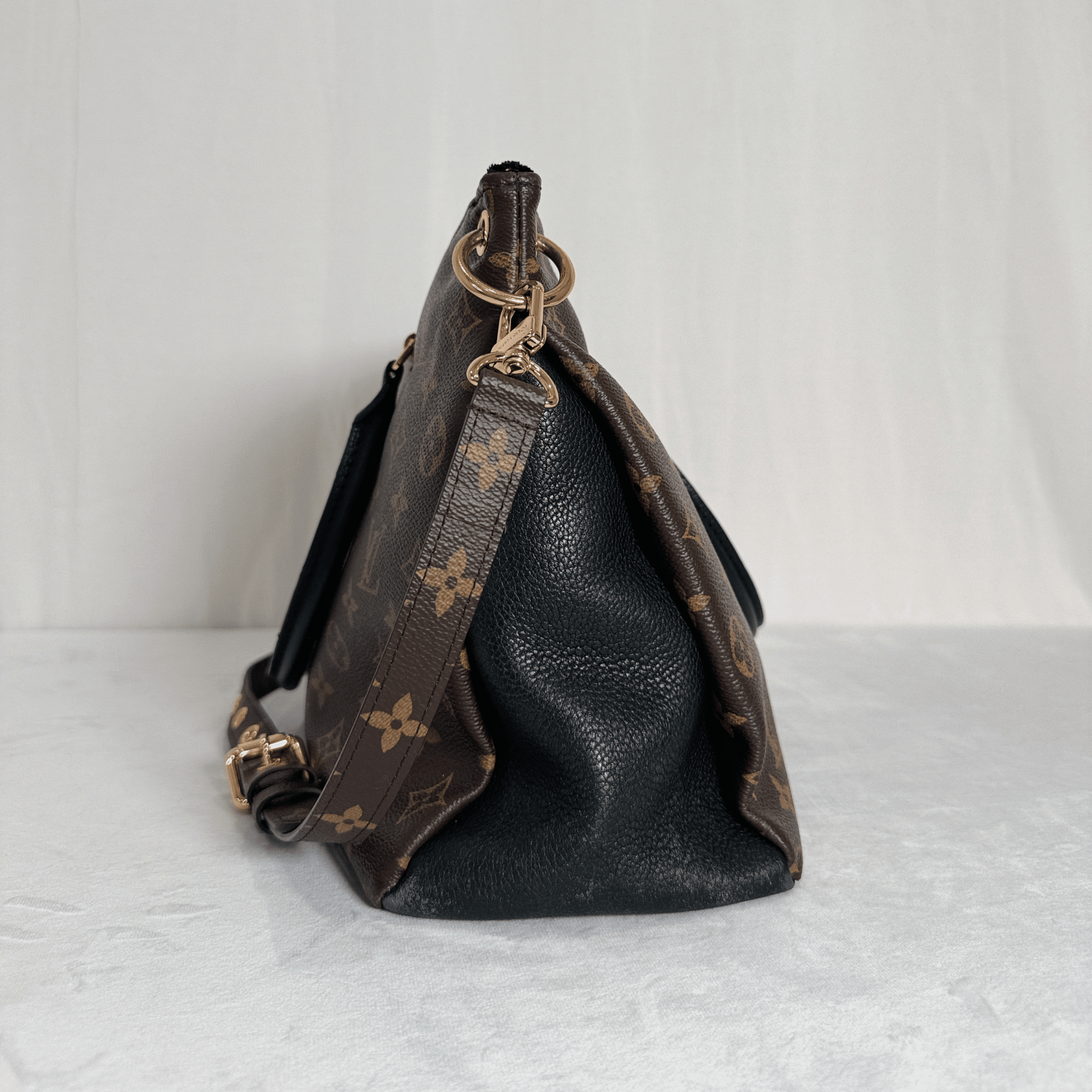 SAC LOUIS VUITTON PALLAS MM EN TOILE MONOGRAMME ET CUIR NOIR - La Belle Boutique