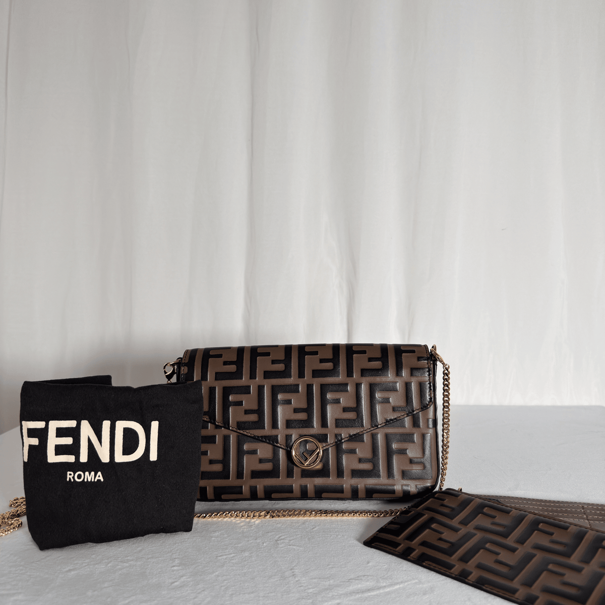 FENDI - POCHETTE WALLET ON CHAIN CUIR NAPPA EMBOSSÉ FF NOIR/TABAC - La Belle Boutique