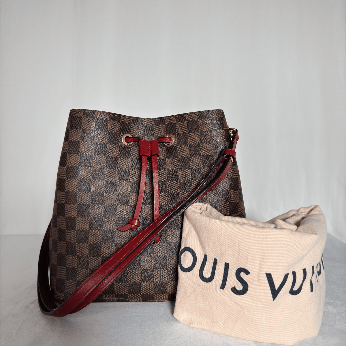 LOUIS VUITTON - NEO NOE MM - TOILE DAMIER EBENE - GARNITURE ROUGE