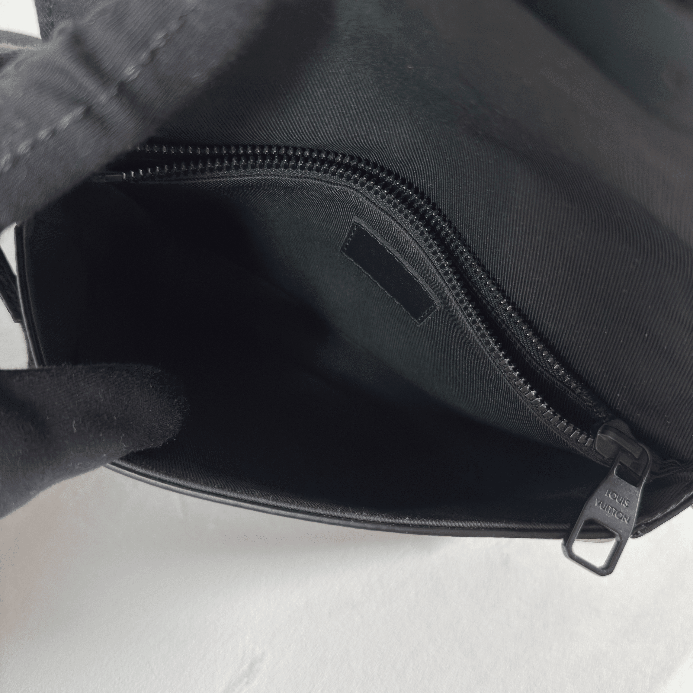 LOUIS VUITTON - S LOCK MESSENGER - TOILE MONOGRAM MACASSAR - La Belle Boutique