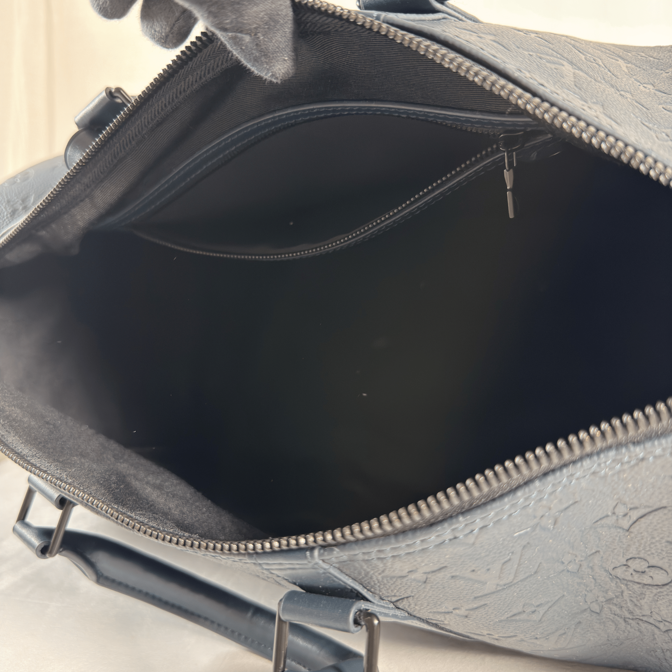 SAC DE VOYAGE LOUIS VUITTON KEEPALL BANDOULIERE 50 - CUIR MONOGRAM SHADOW M14840 - La Belle Boutique