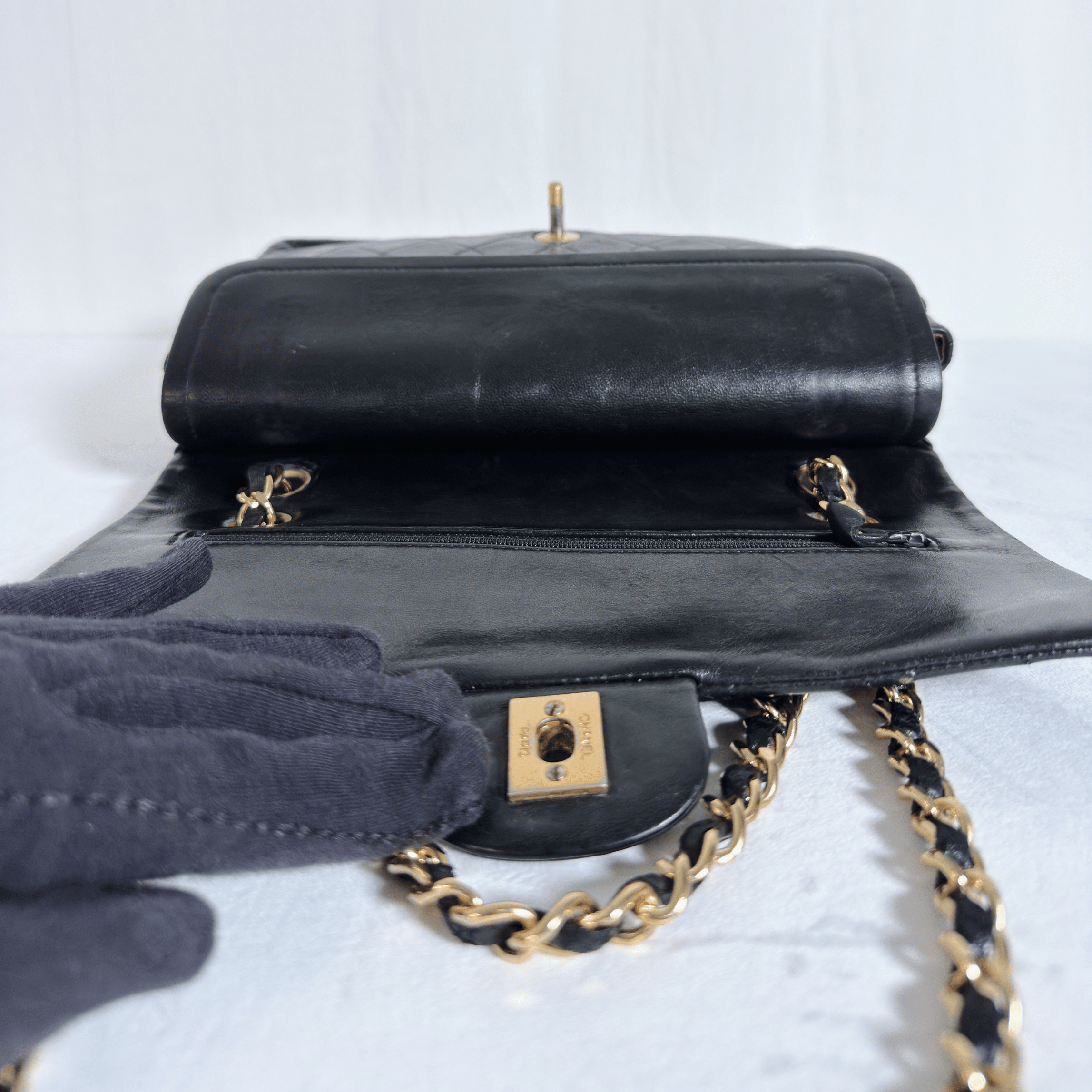 SAC BANDOULIERE CHANEL CLASSIQUE FLAP 25 - CUIR AGNEAU MATELASSE NOIR VINTAGE