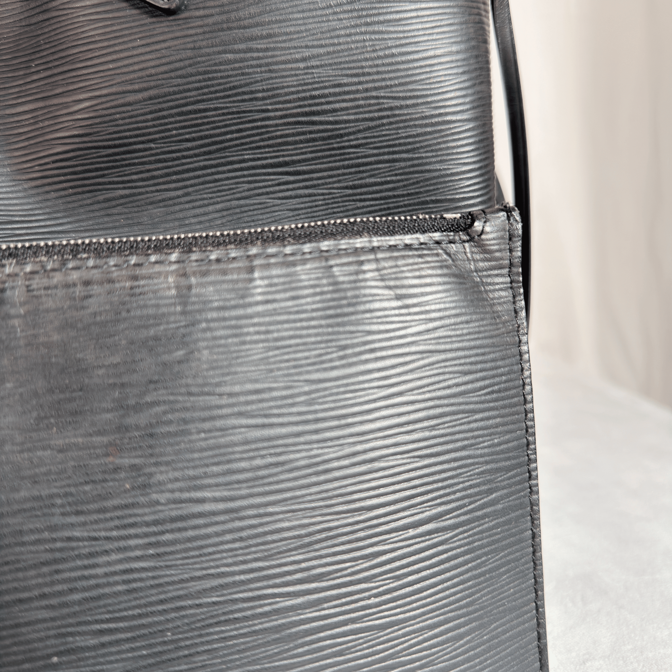 LOUIS VUITTON - NEVERFULL MM - CUIR EPI NOIR - La Belle Boutique