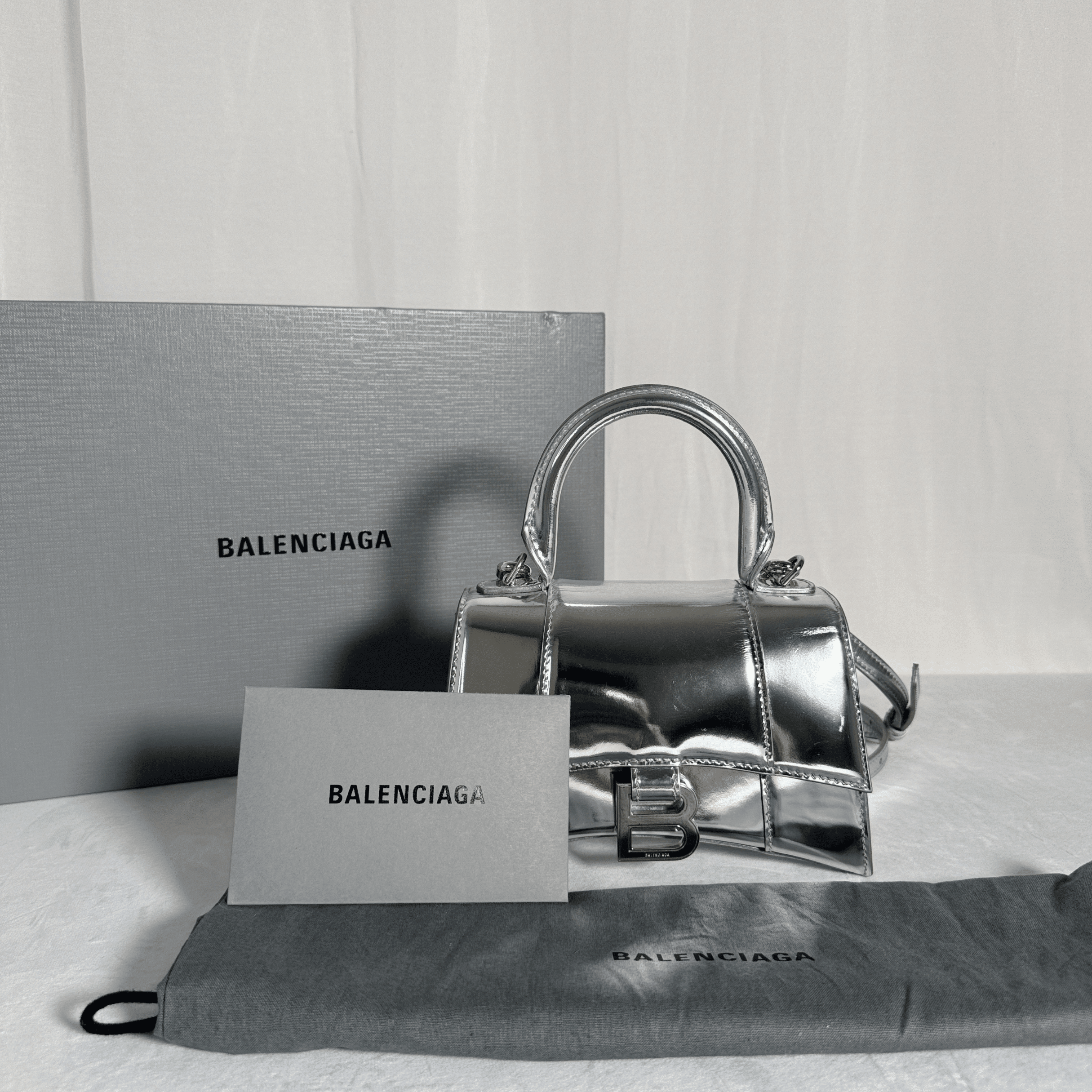 SAC BALENCIAGA HOURGLASS XS EN CUIR DE VEAU EFFET MIROIR ARGENTÉ - La Belle Boutique