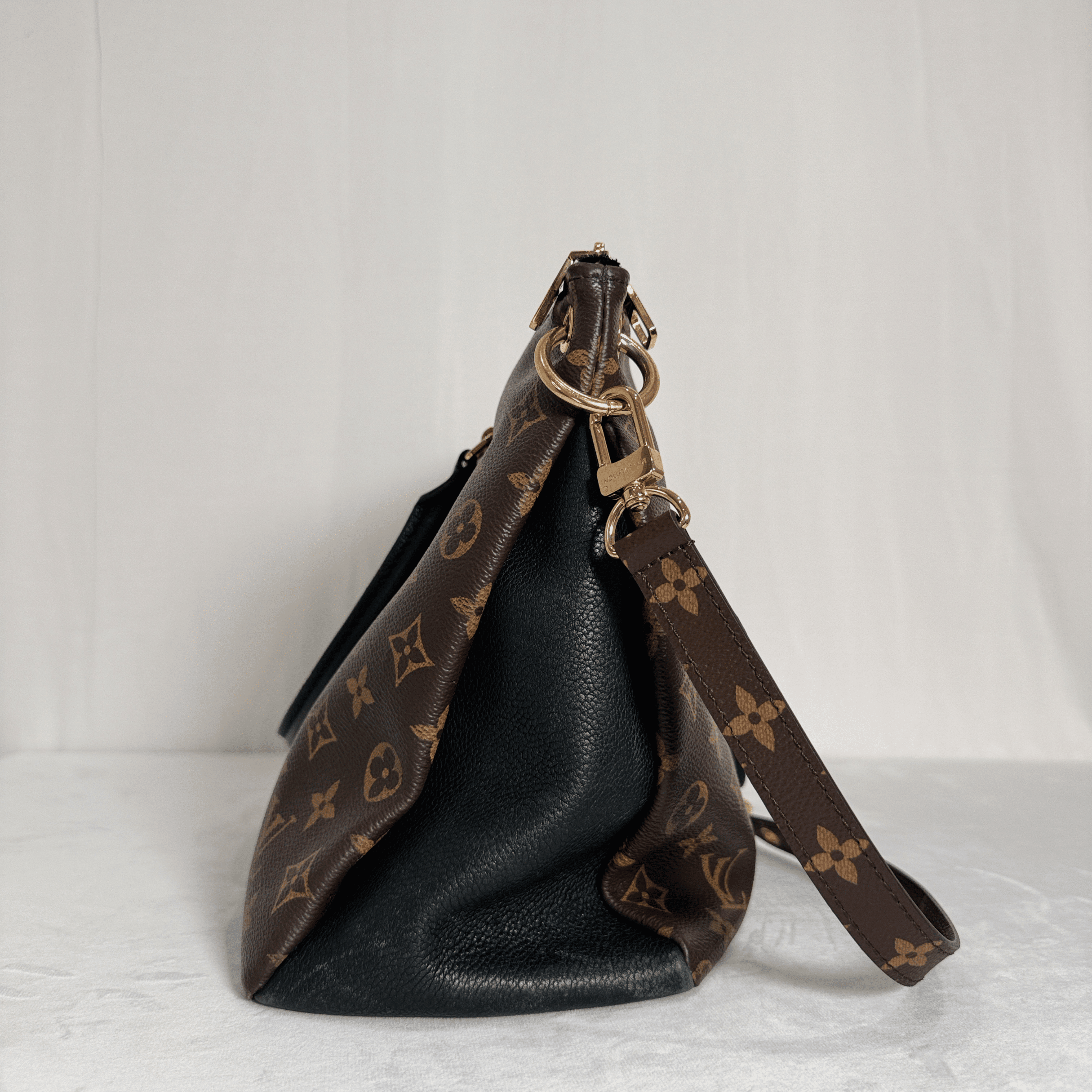 SAC LOUIS VUITTON PALLAS MM EN TOILE MONOGRAMME ET CUIR NOIR - La Belle Boutique