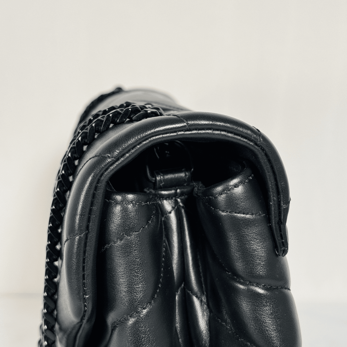 SAINT LAURENT - SAC LOULOU MOYEN - CUIR D'AGNEAU MATELASSÉ NOIR - BIJOUTERIE NOIRE - La Belle Boutique