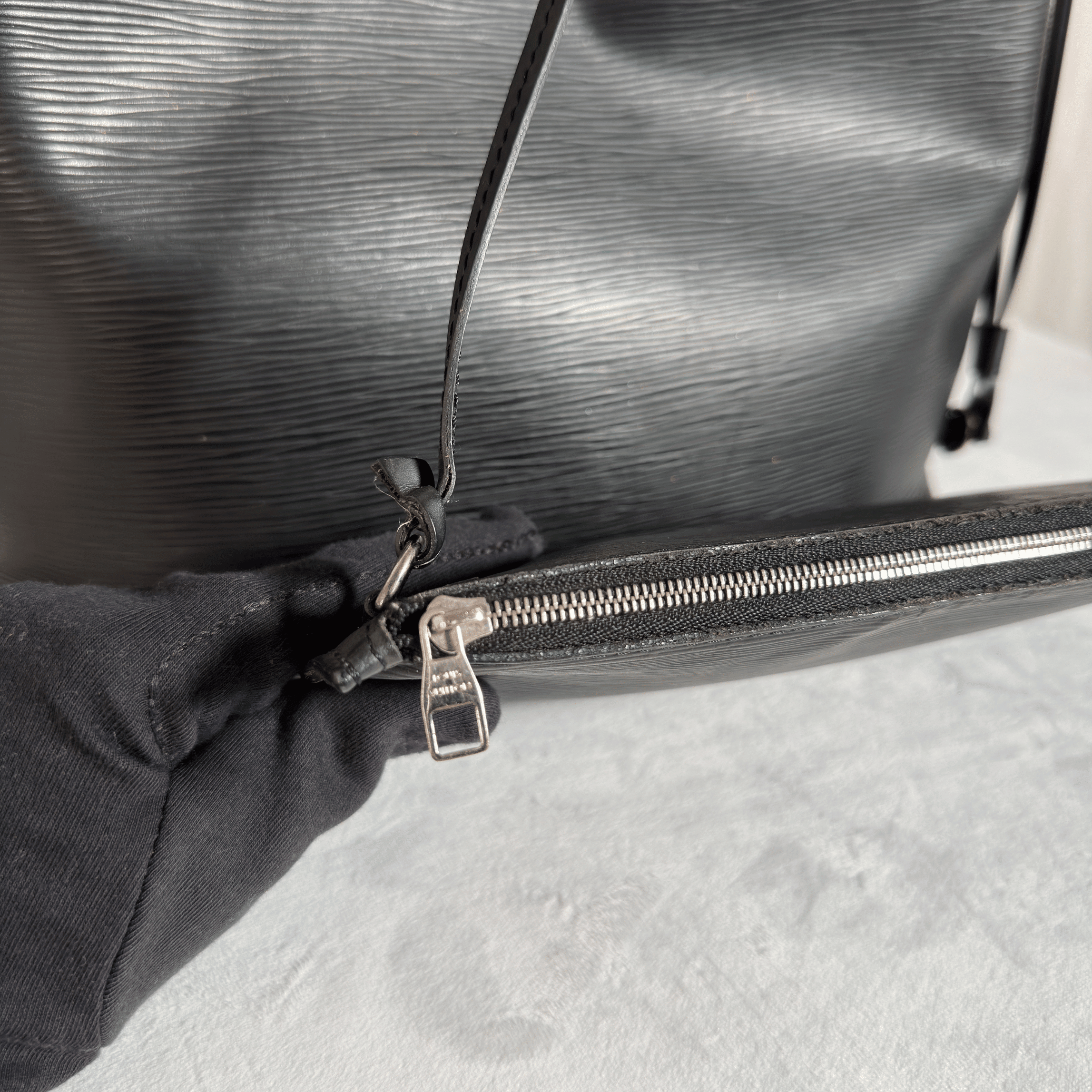 LOUIS VUITTON - NEVERFULL MM - CUIR EPI NOIR - La Belle Boutique
