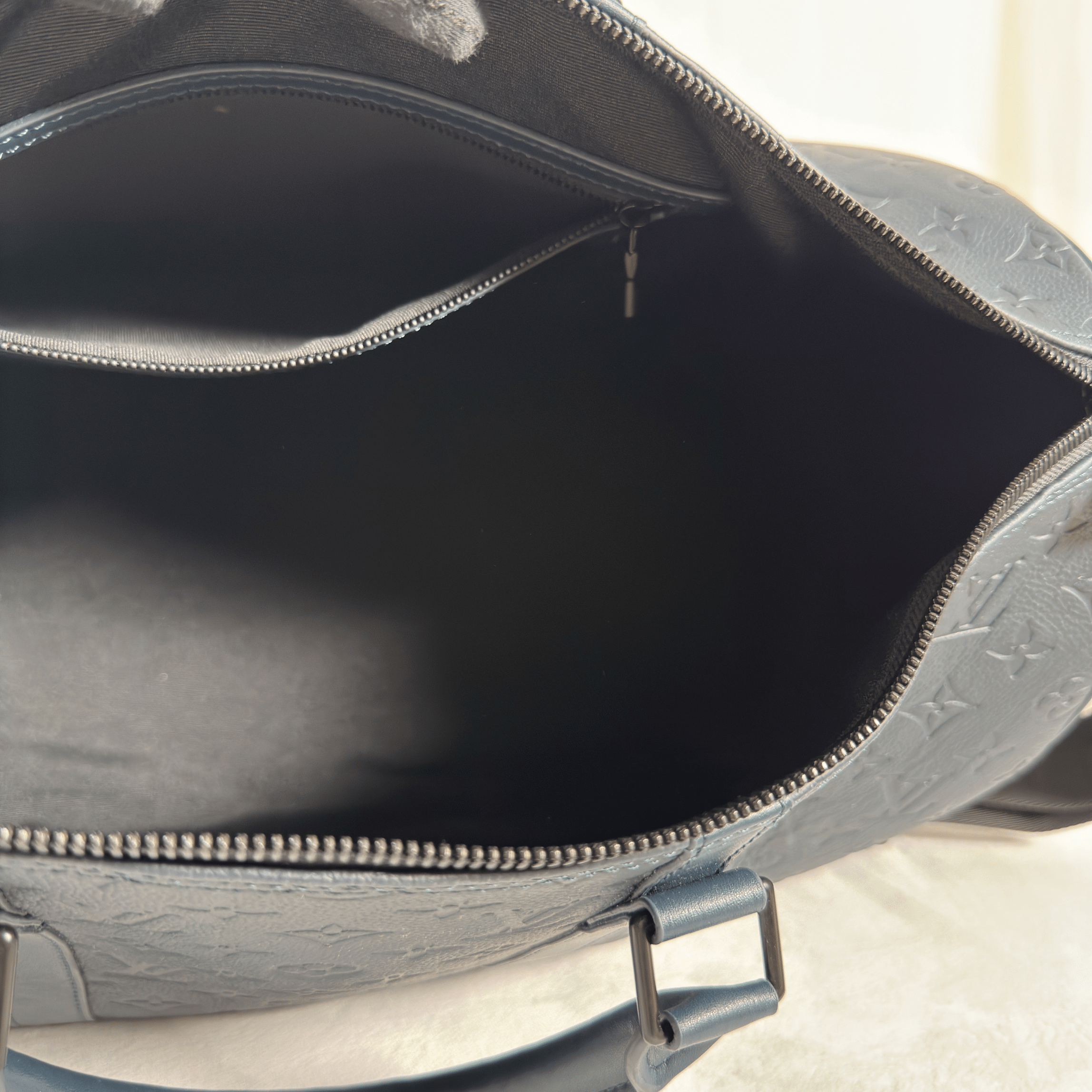 SAC DE VOYAGE LOUIS VUITTON KEEPALL BANDOULIERE 50 - CUIR MONOGRAM SHADOW M14840 - La Belle Boutique