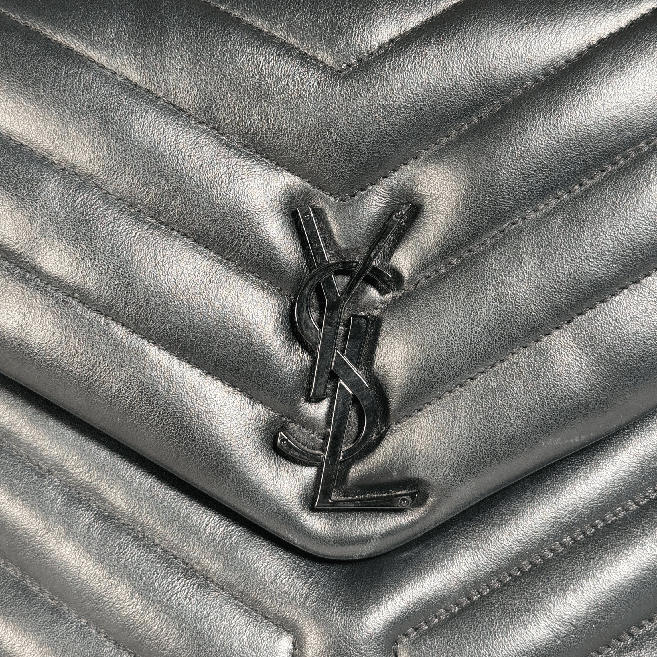 SAINT LAURENT - SAC LOULOU MOYEN - CUIR D'AGNEAU MATELASSÉ NOIR - BIJOUTERIE NOIRE