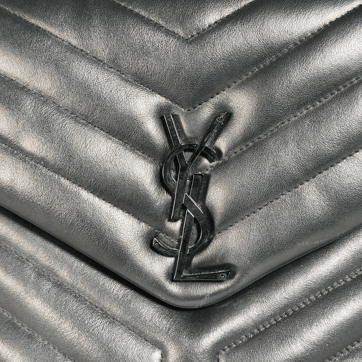 SAINT LAURENT - SAC LOULOU MOYEN - CUIR D'AGNEAU MATELASSÉ NOIR - BIJOUTERIE NOIRE - La Belle Boutique