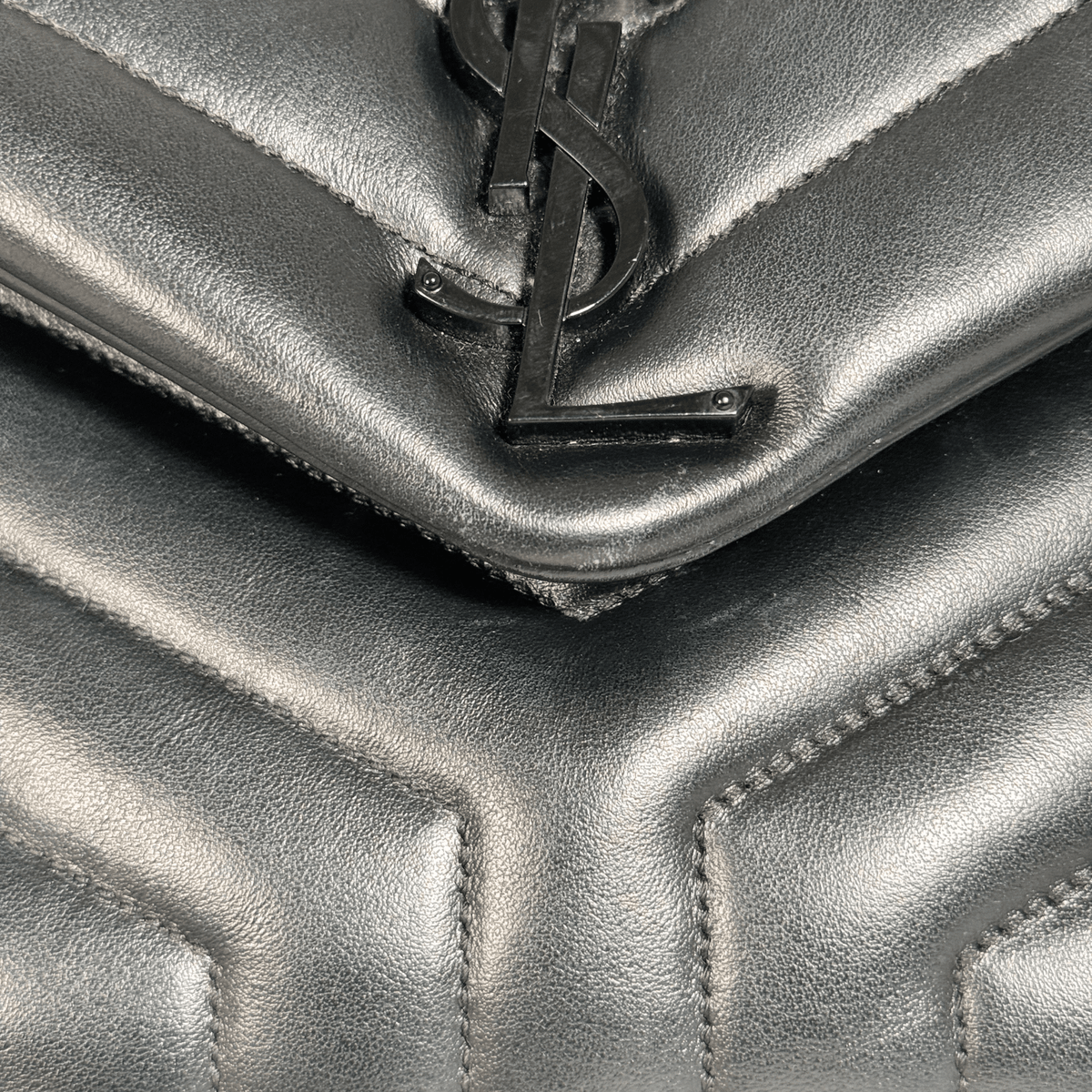 SAINT LAURENT - SAC LOULOU MOYEN - CUIR D'AGNEAU MATELASSÉ NOIR - BIJOUTERIE NOIRE - La Belle Boutique